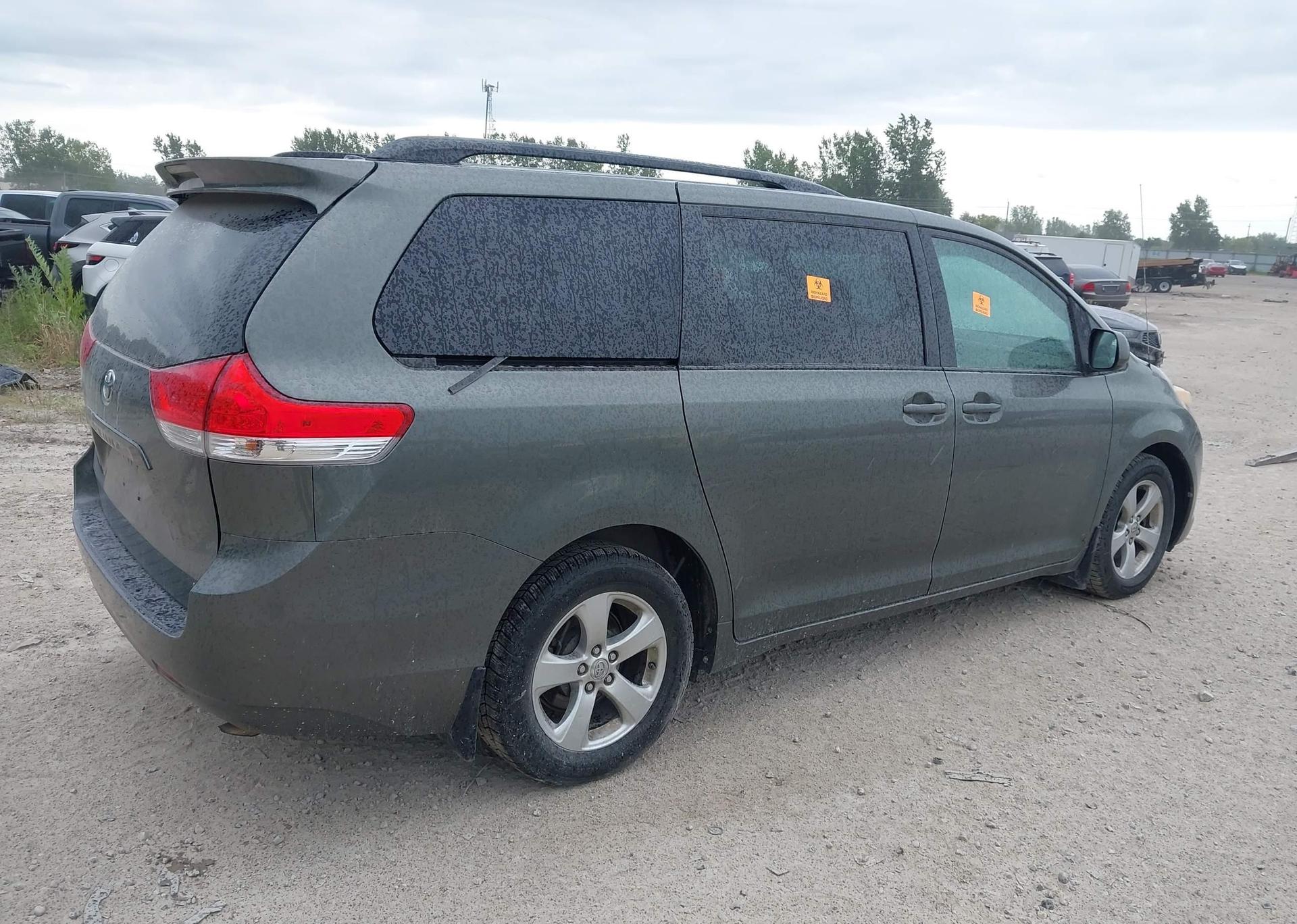 2011 TOYOTA SIENNA LE V6