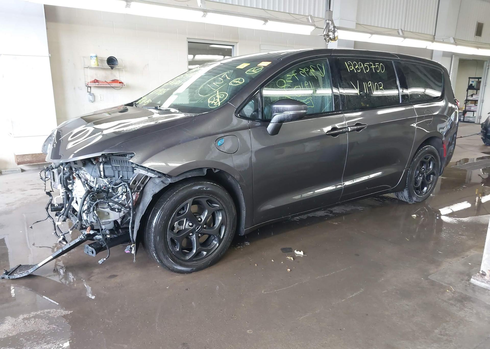 2022 CHRYSLER PACIFICA HYBRID TOURING L