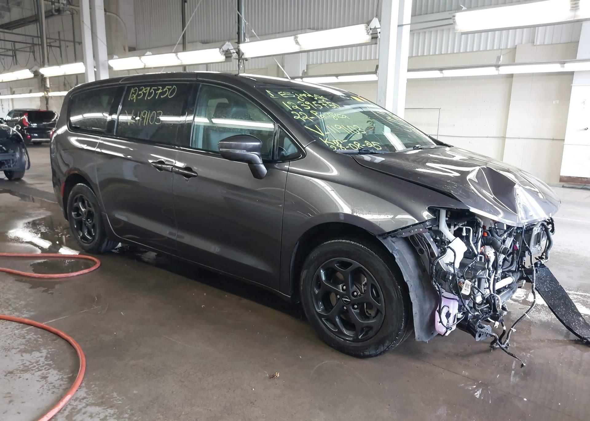2022 CHRYSLER PACIFICA HYBRID TOURING L