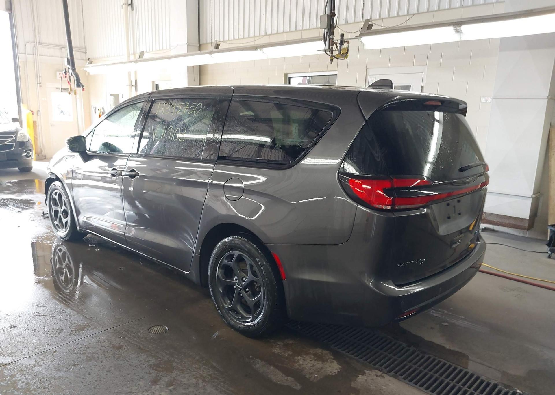 2022 CHRYSLER PACIFICA HYBRID TOURING L