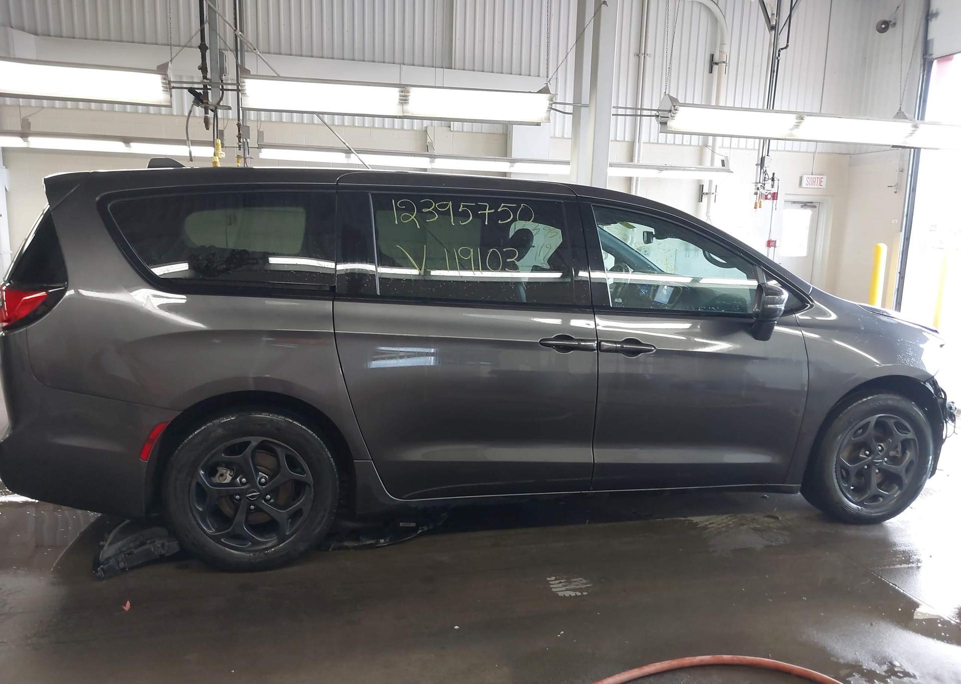 2022 CHRYSLER PACIFICA HYBRID TOURING L