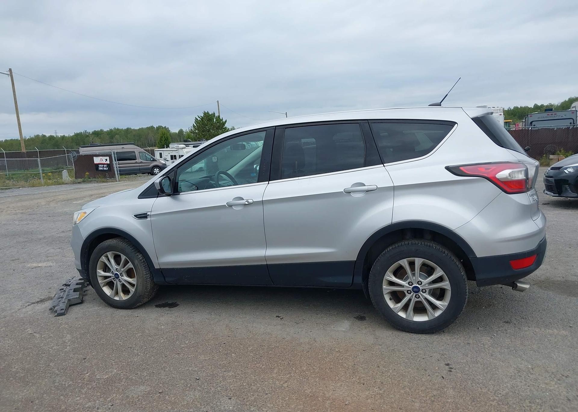 2017 FORD ESCAPE SE