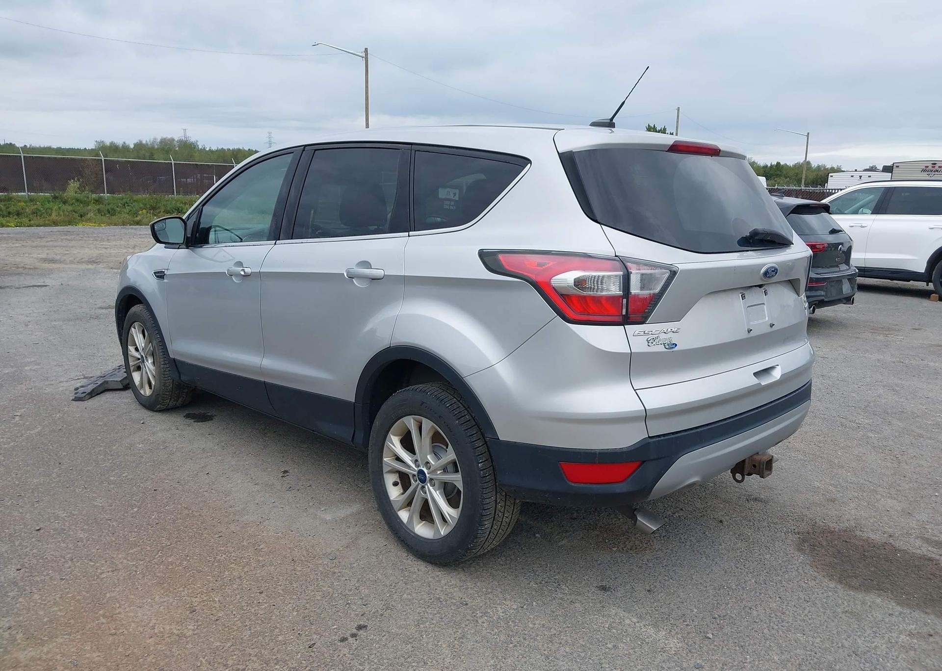 2017 FORD ESCAPE SE