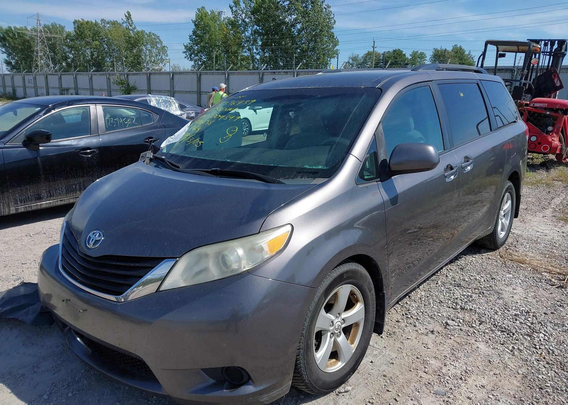 2011 TOYOTA SIENNA LE