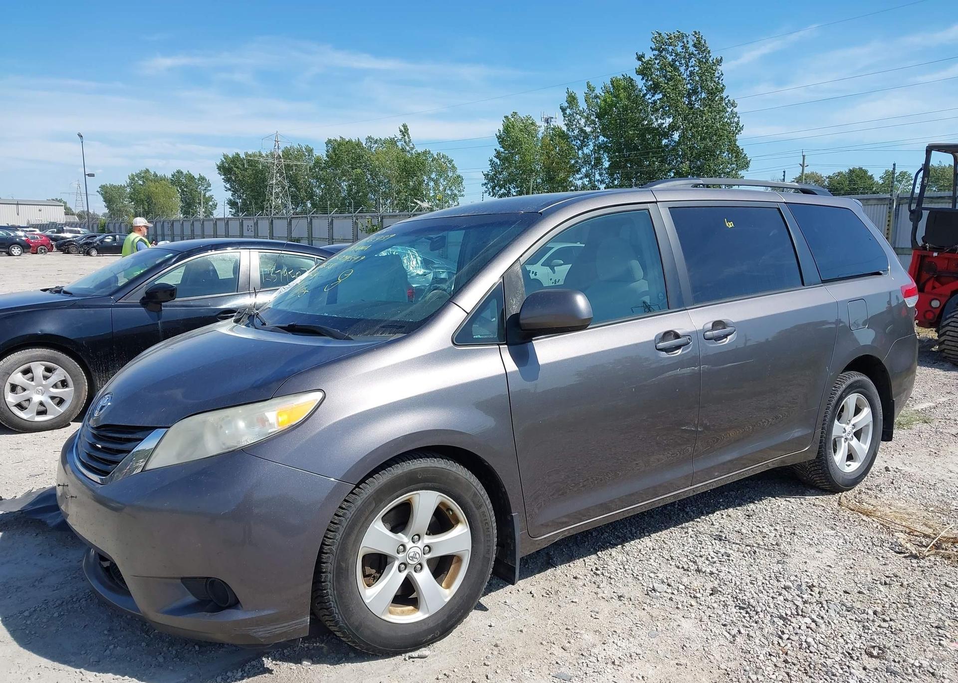 2011 TOYOTA SIENNA LE