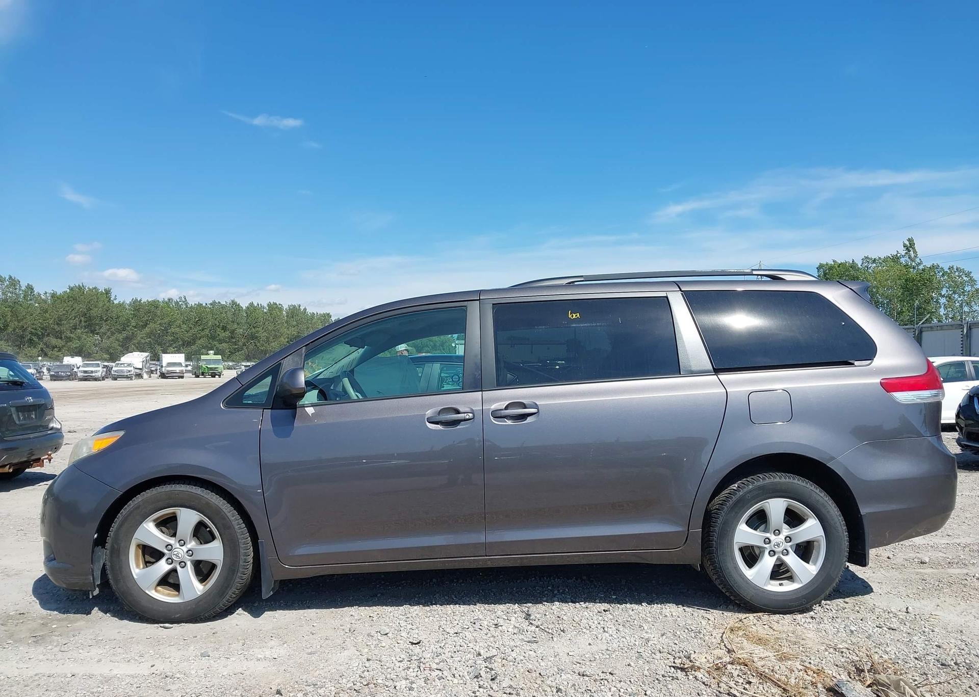 2011 TOYOTA SIENNA LE