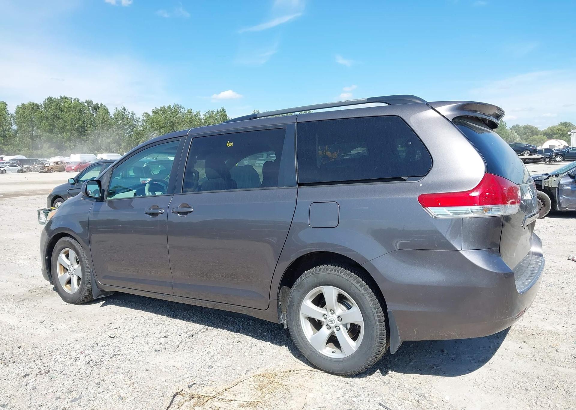 2011 TOYOTA SIENNA LE