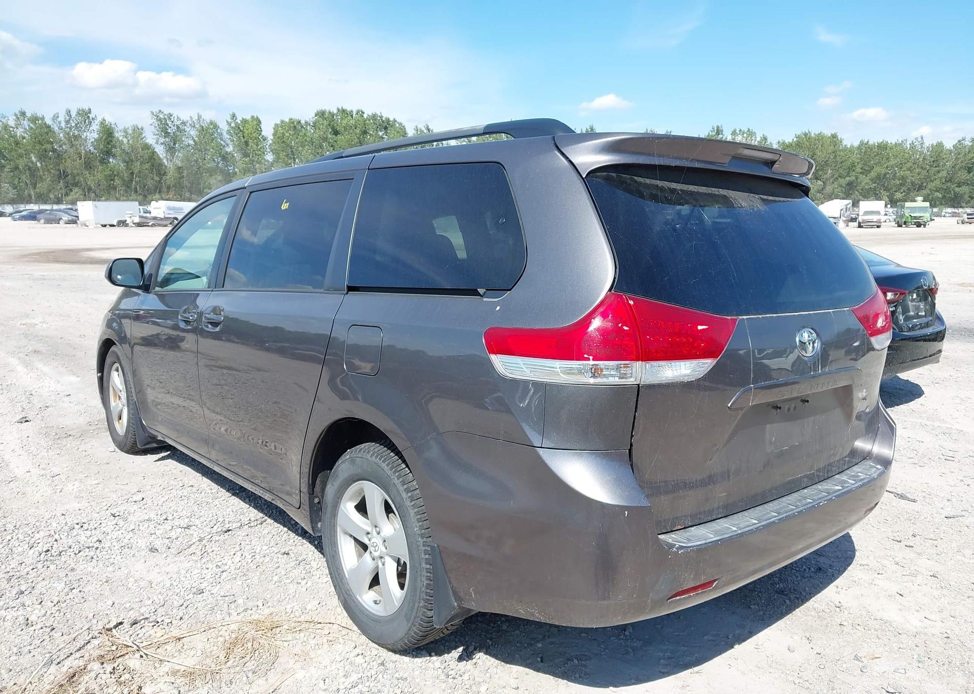 2011 TOYOTA SIENNA LE
