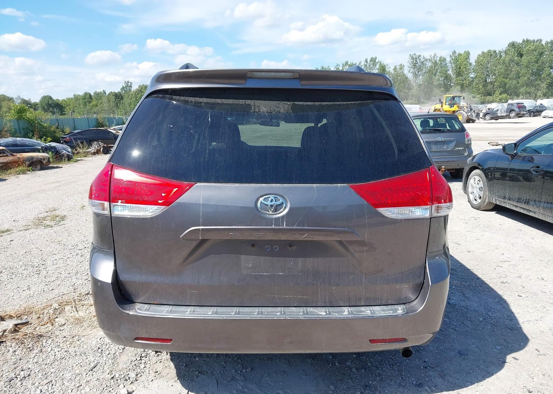 2011 TOYOTA SIENNA LE