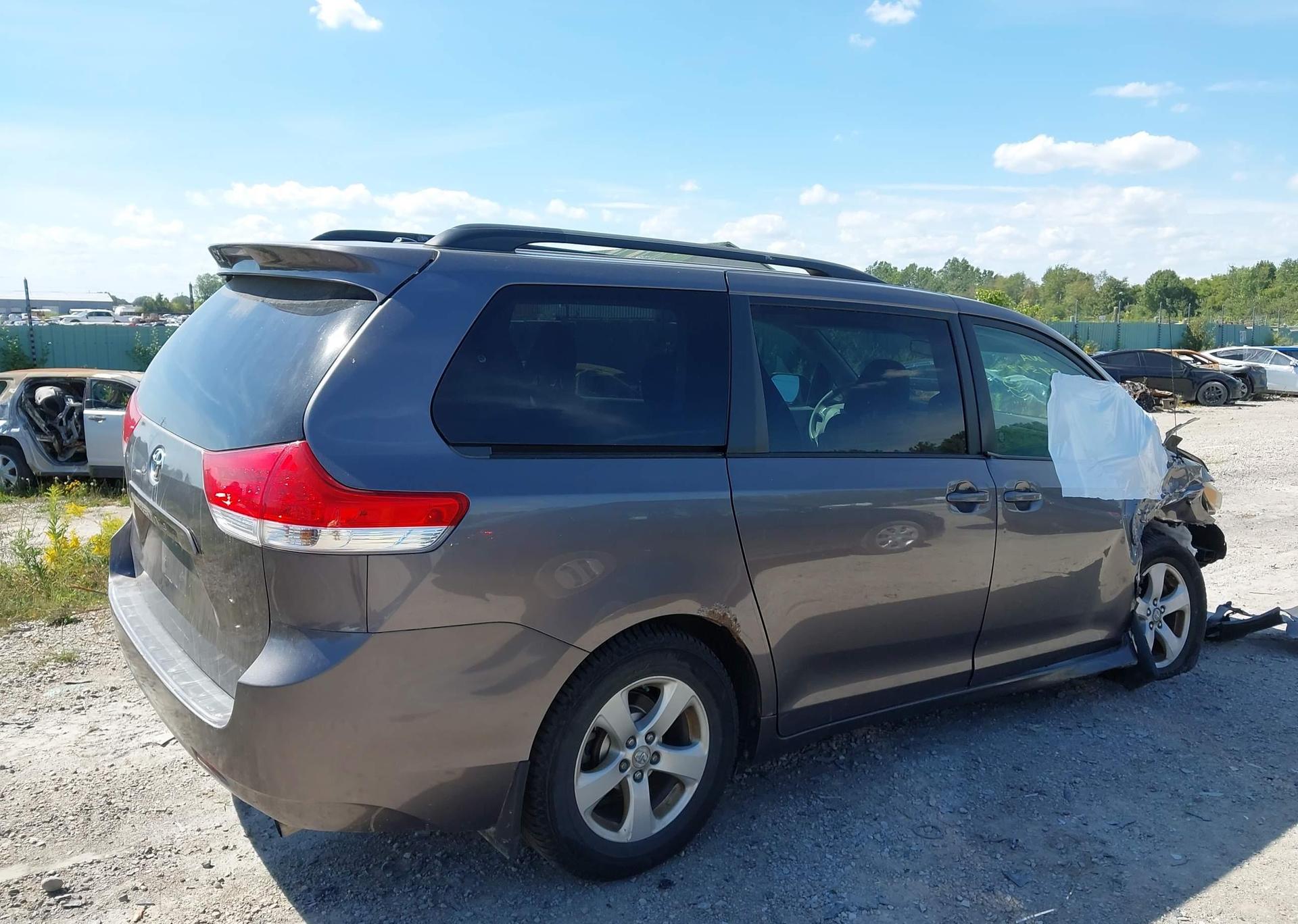2011 TOYOTA SIENNA LE