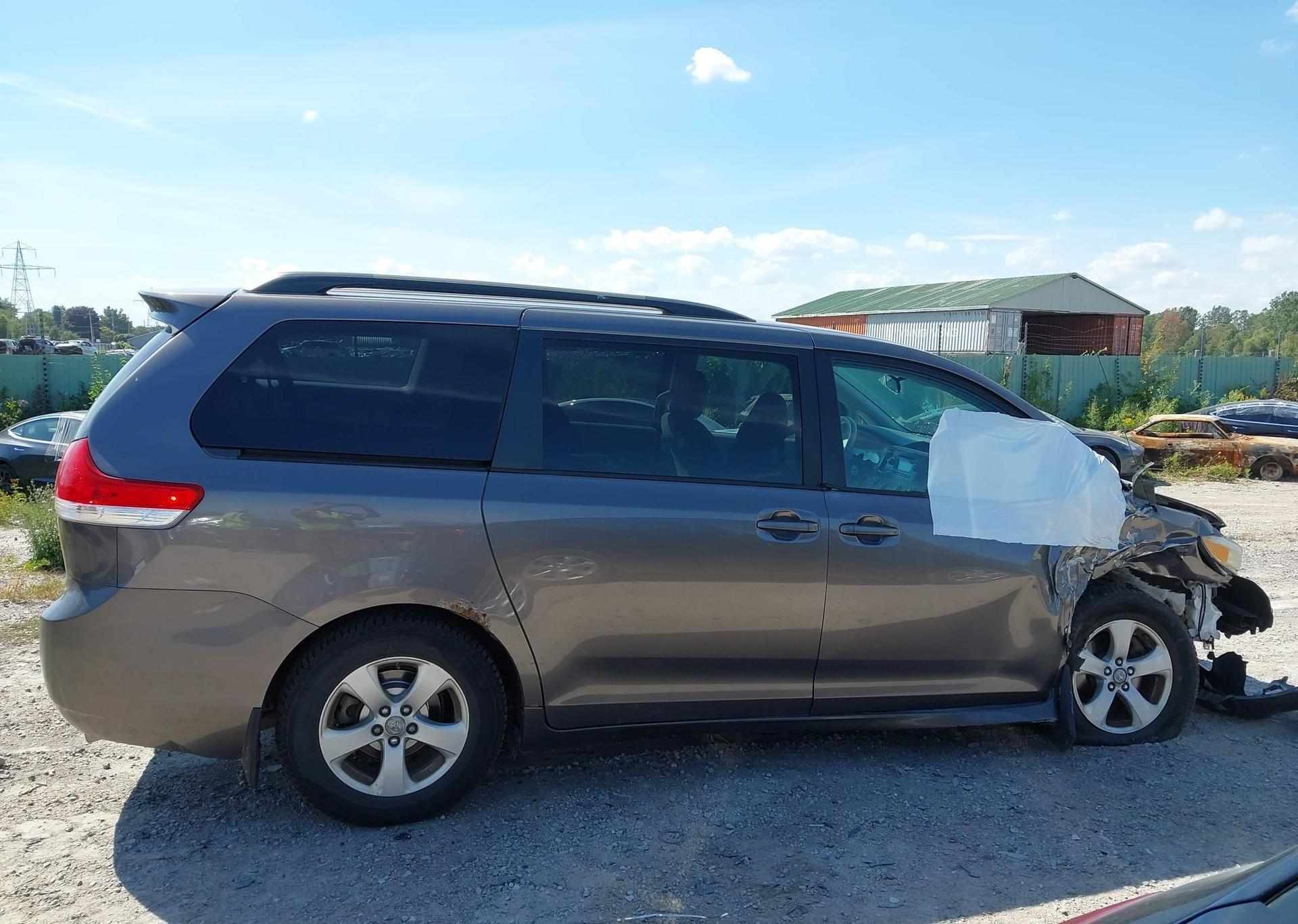 2011 TOYOTA SIENNA LE