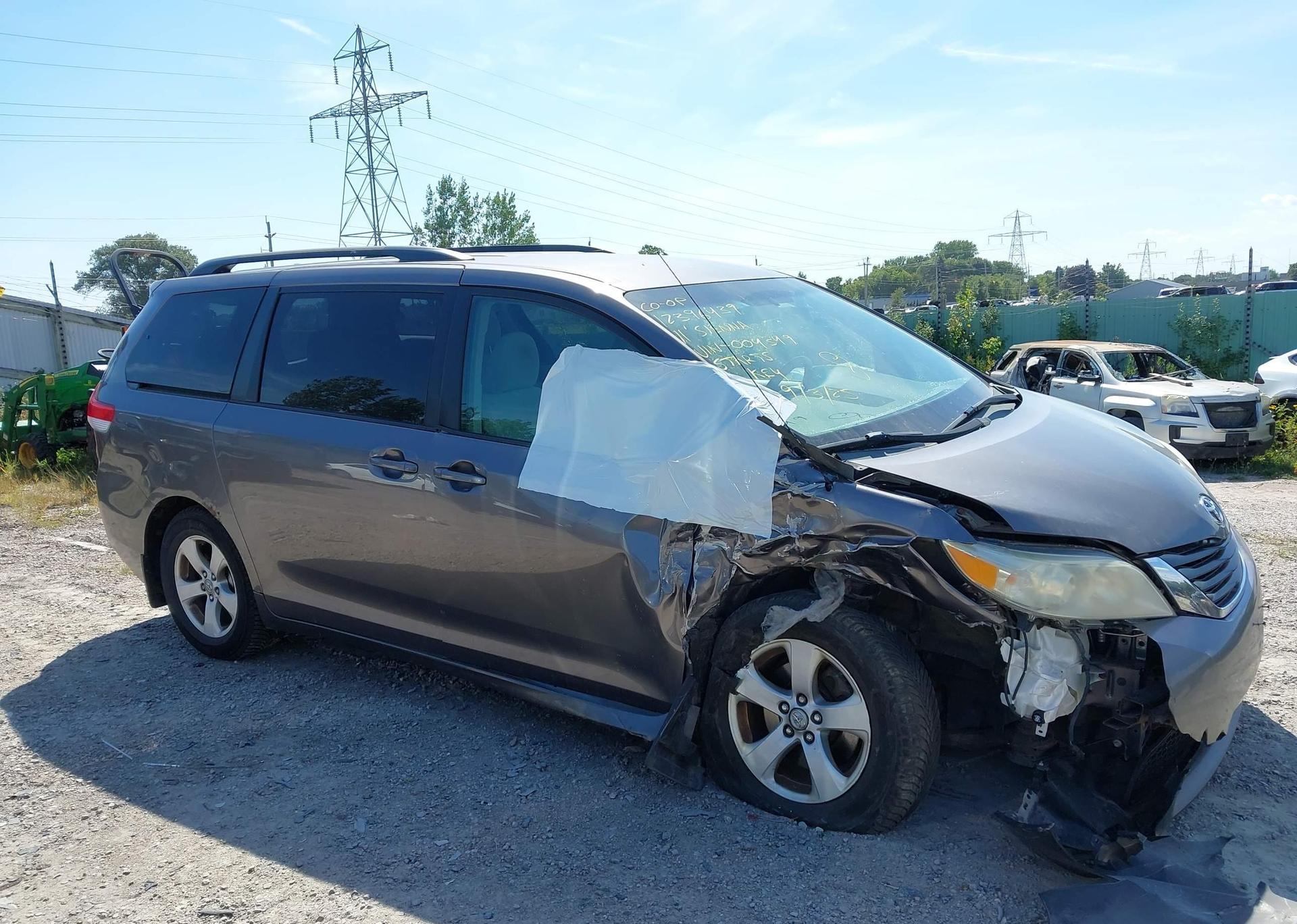 2011 TOYOTA SIENNA LE