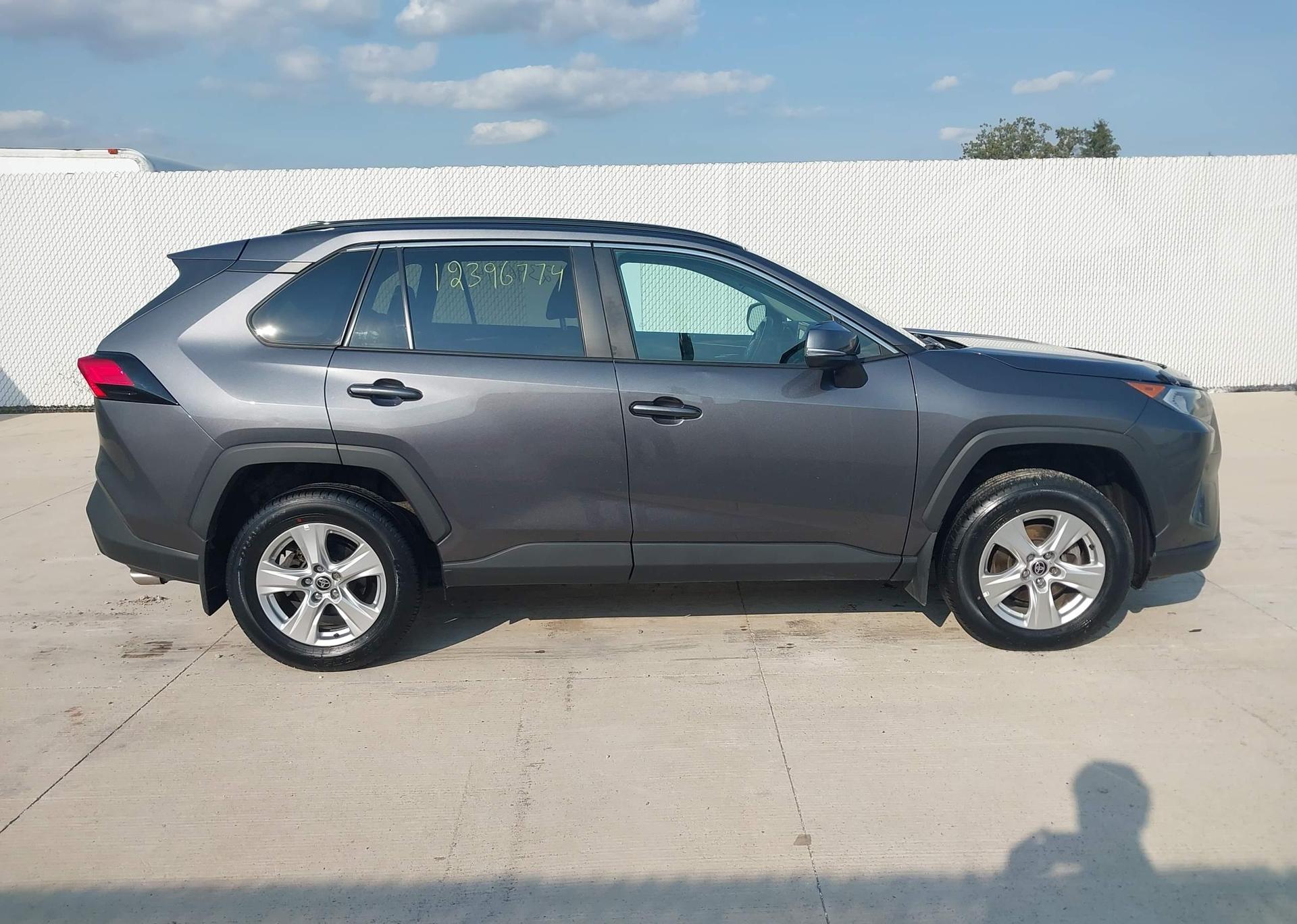 2021 TOYOTA RAV4 XLE