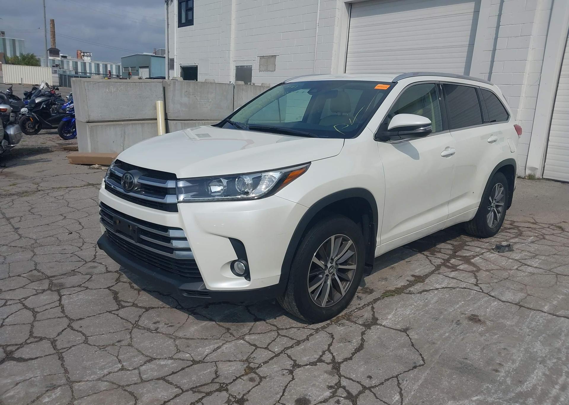 2017 TOYOTA HIGHLANDER SE