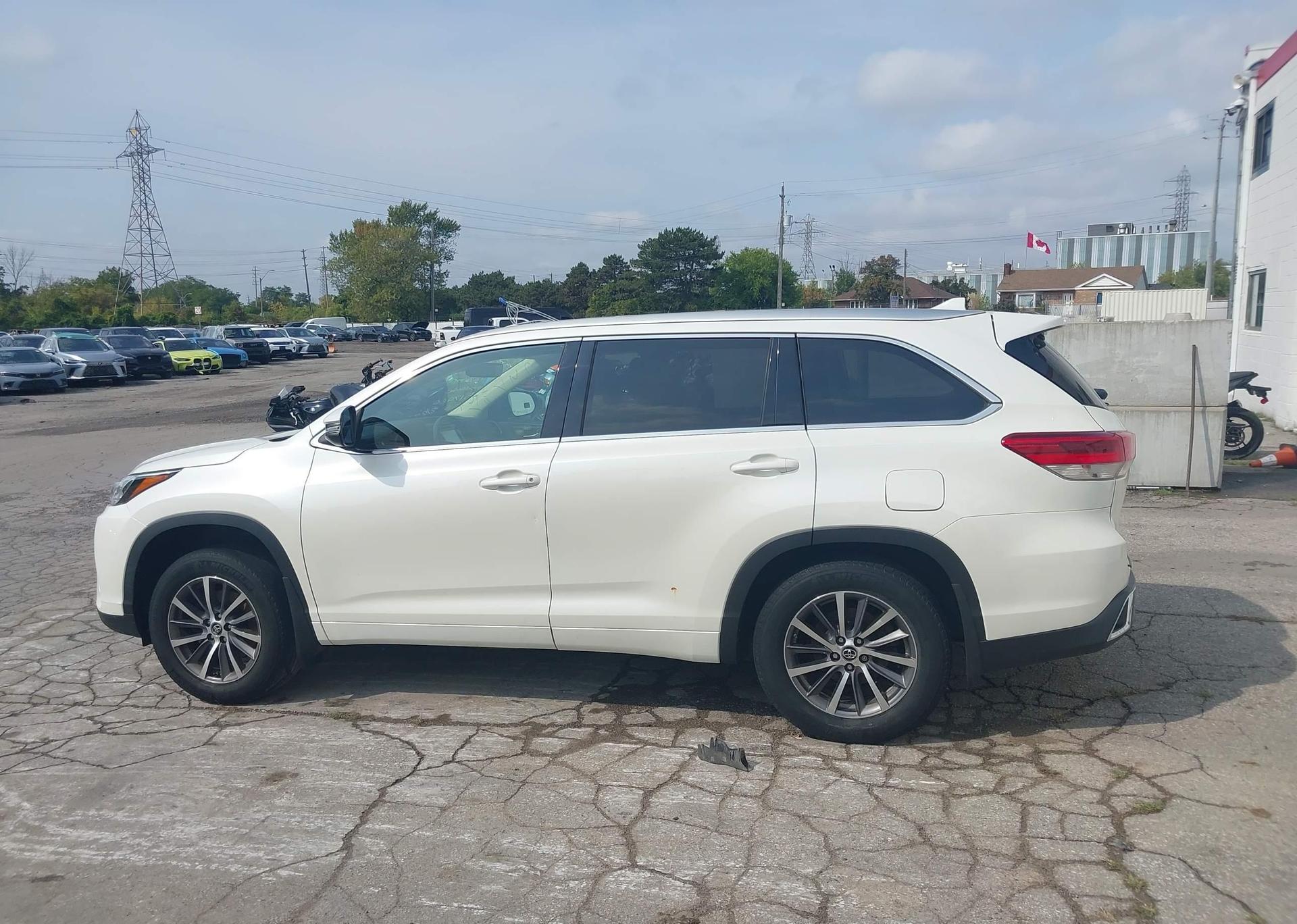 2017 TOYOTA HIGHLANDER SE