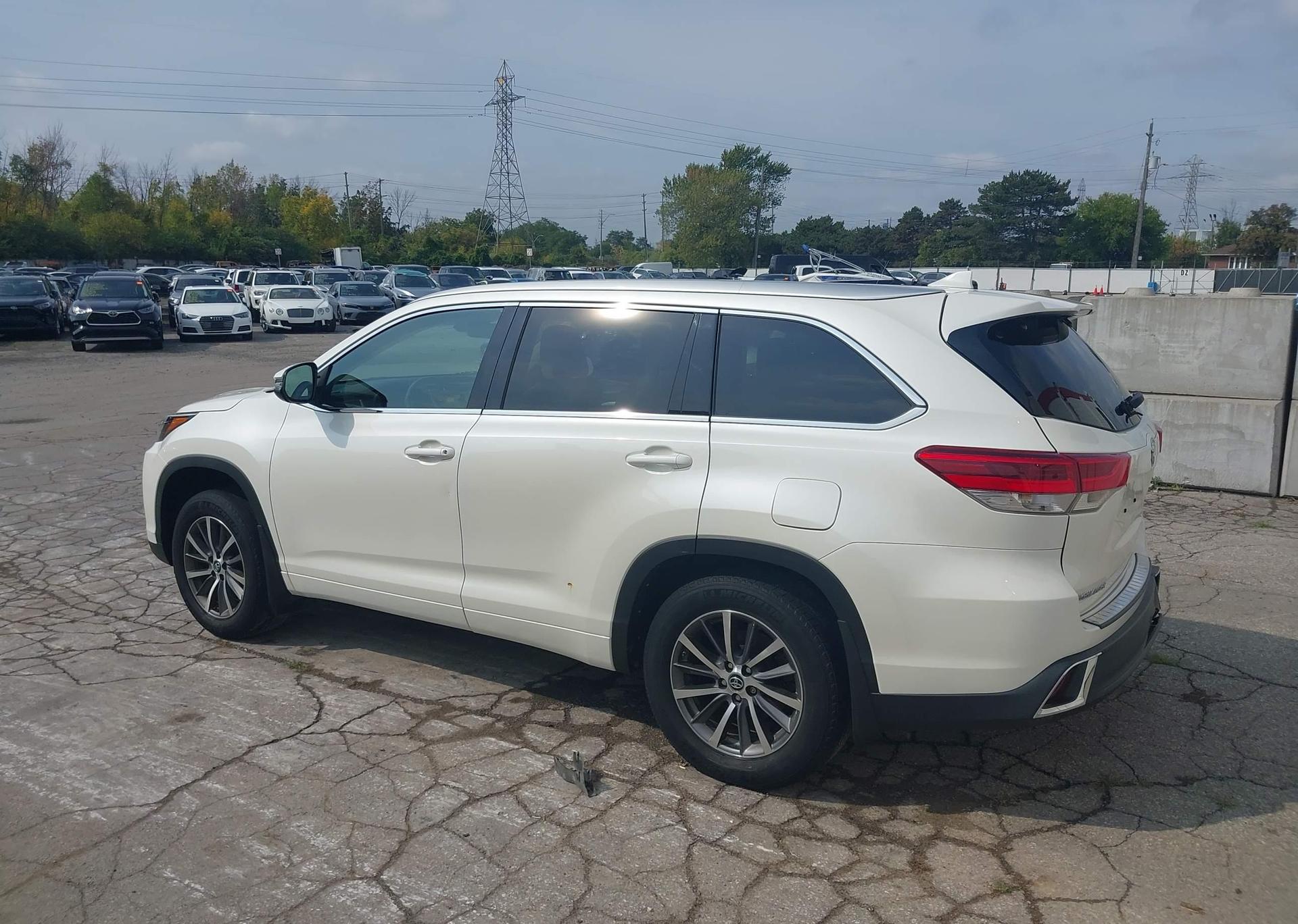 2017 TOYOTA HIGHLANDER SE