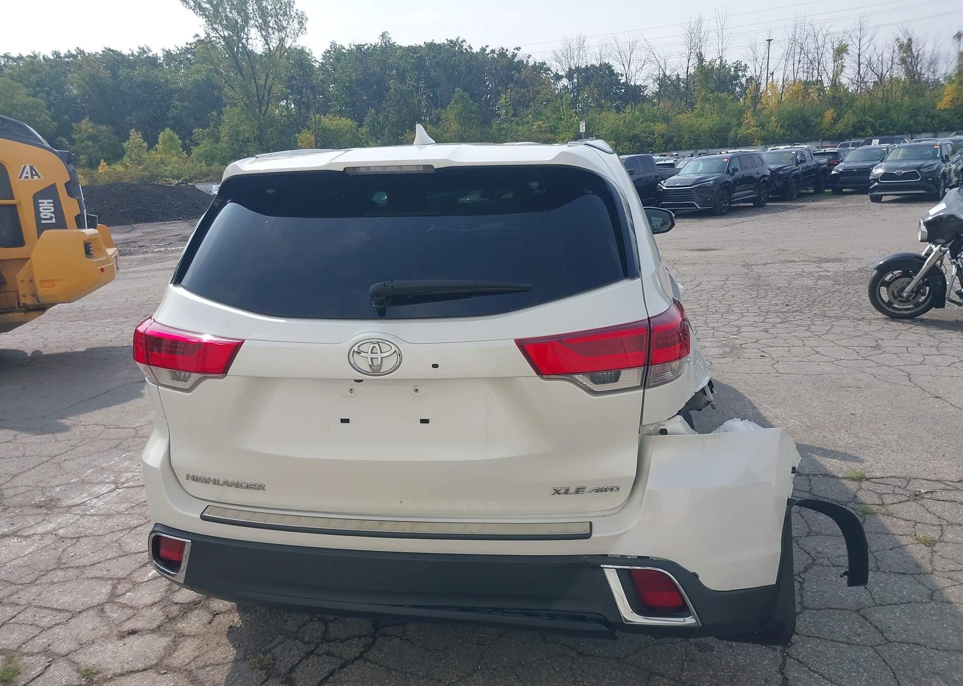 2017 TOYOTA HIGHLANDER SE