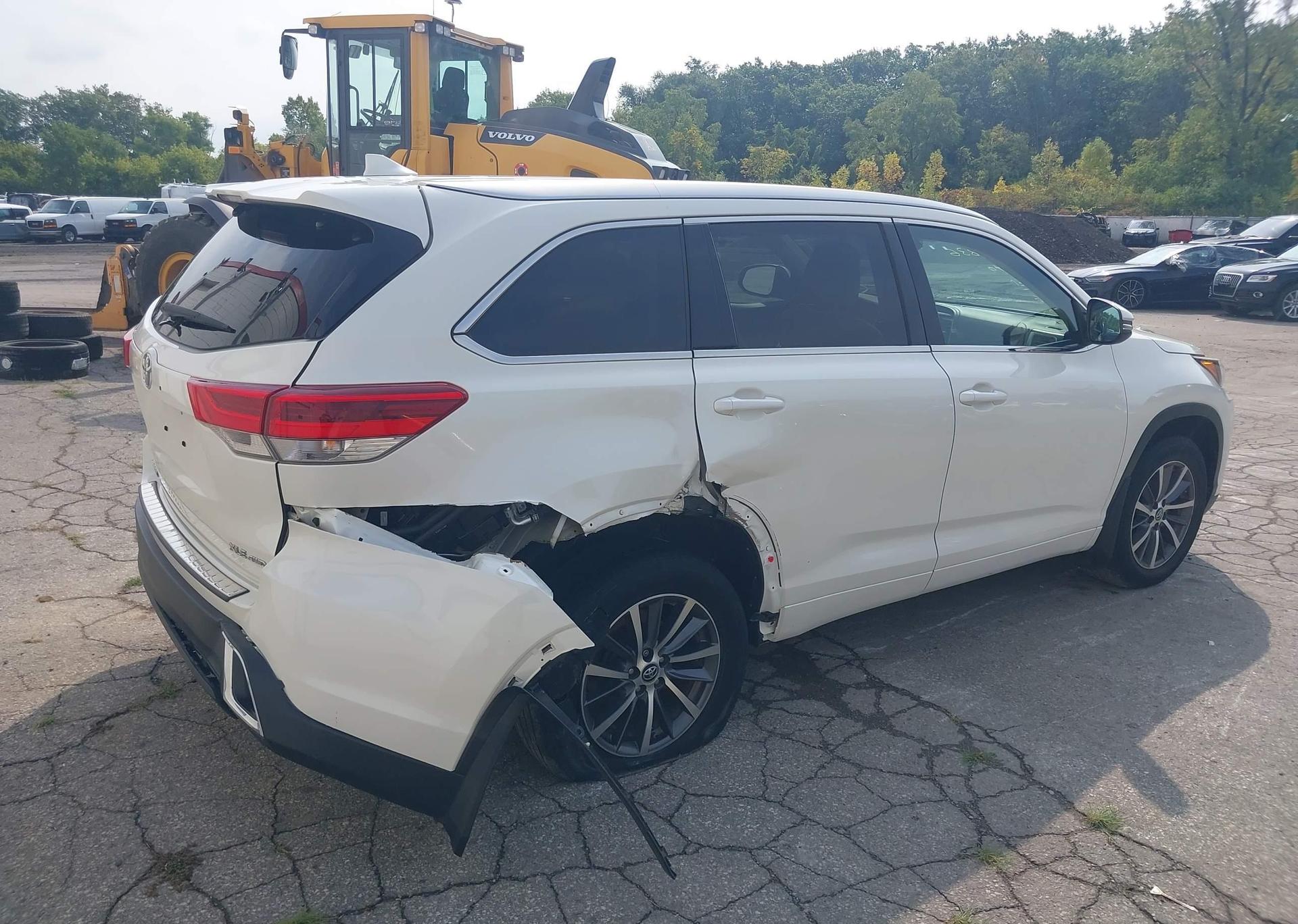 2017 TOYOTA HIGHLANDER SE