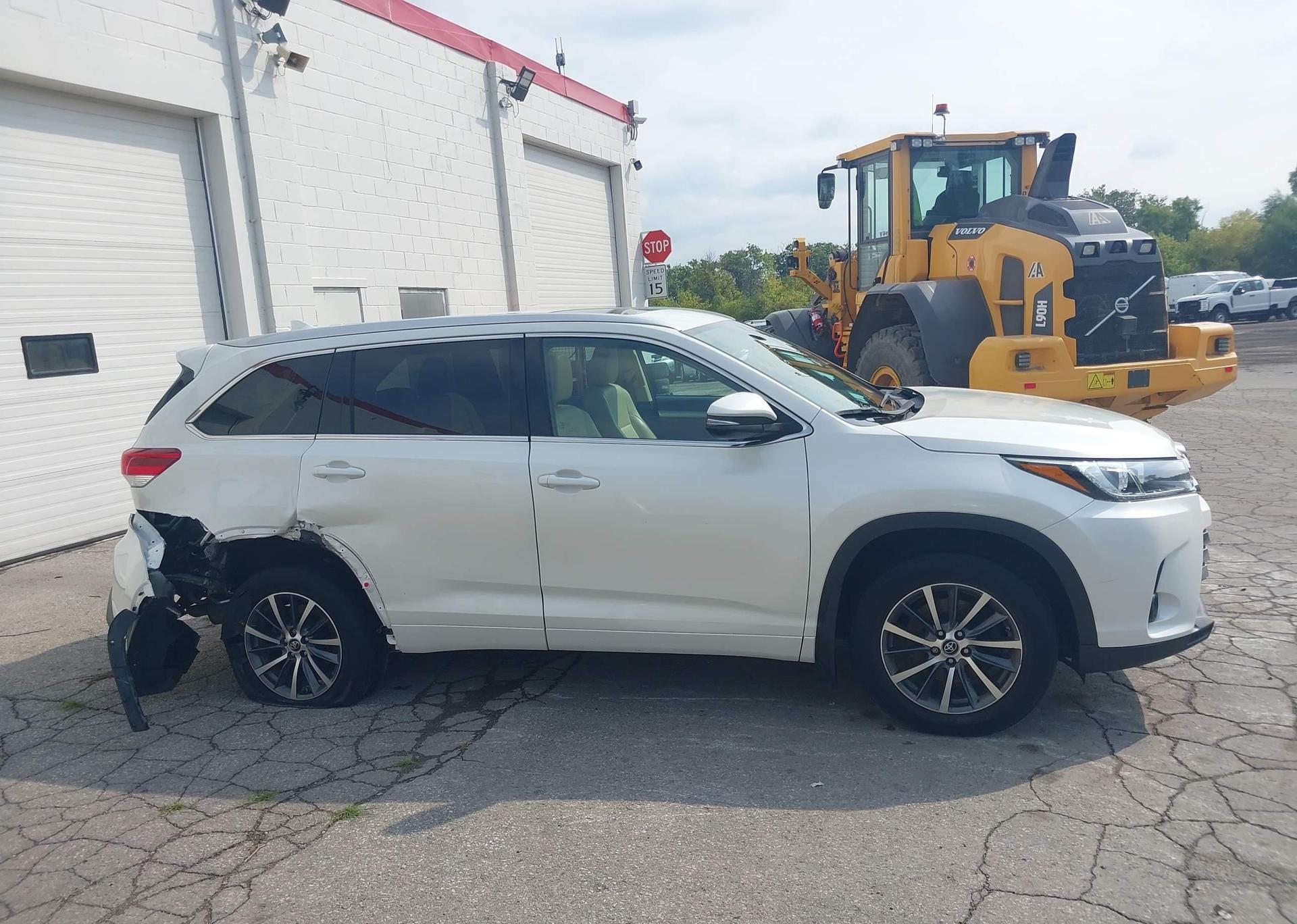 2017 TOYOTA HIGHLANDER SE