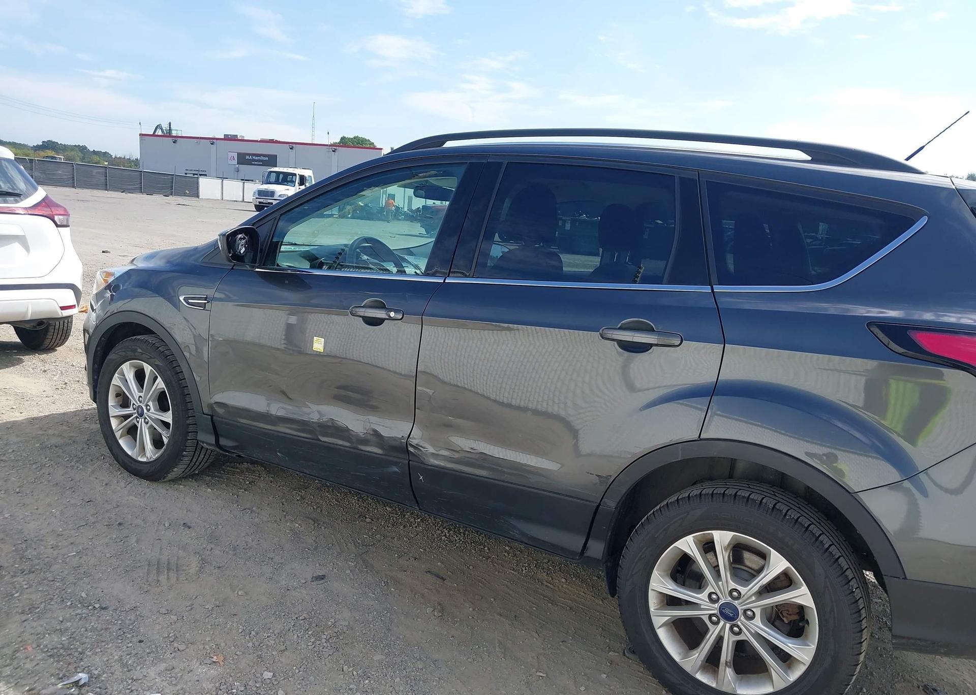 2017 FORD ESCAPE SE
