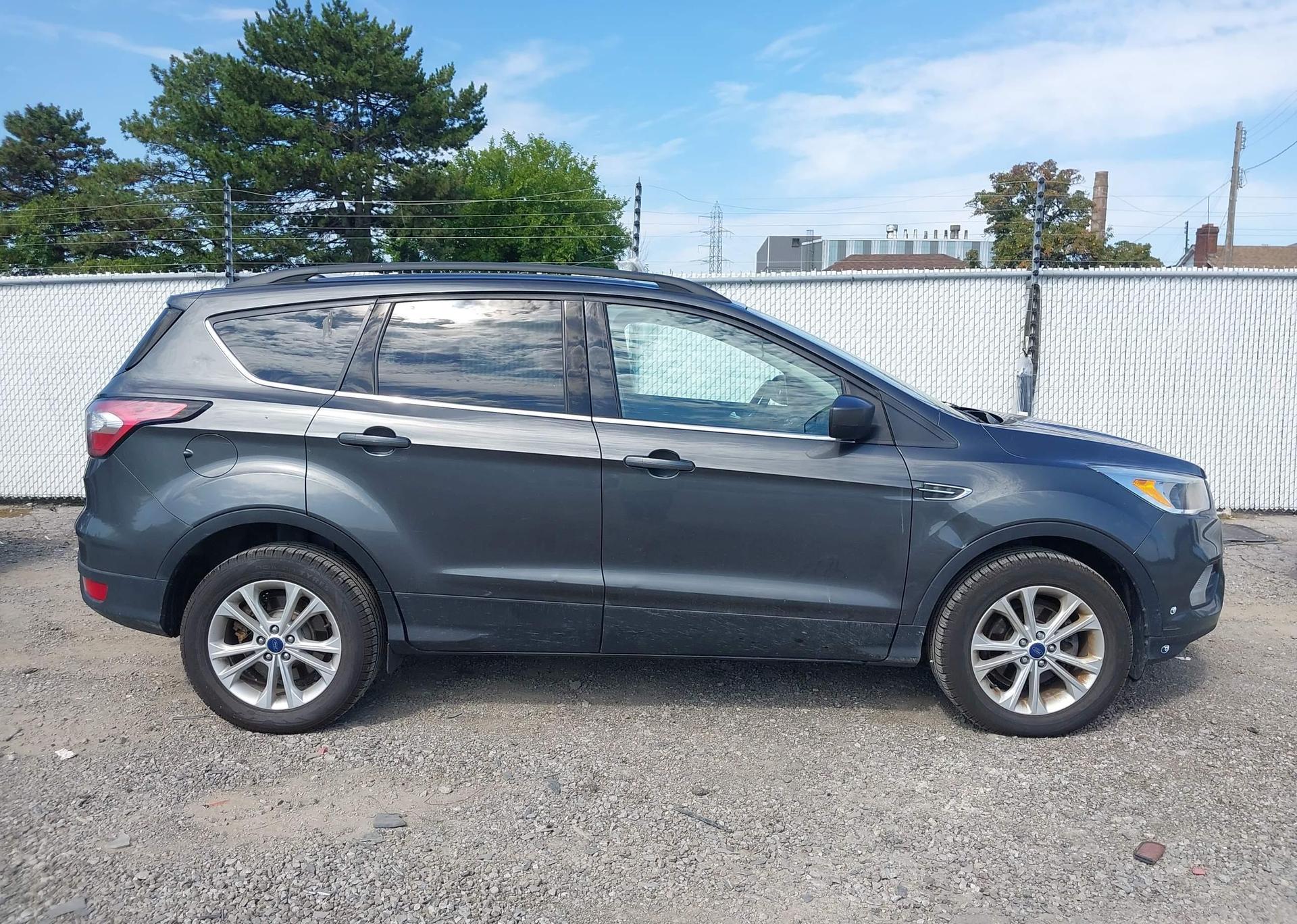 2017 FORD ESCAPE SE