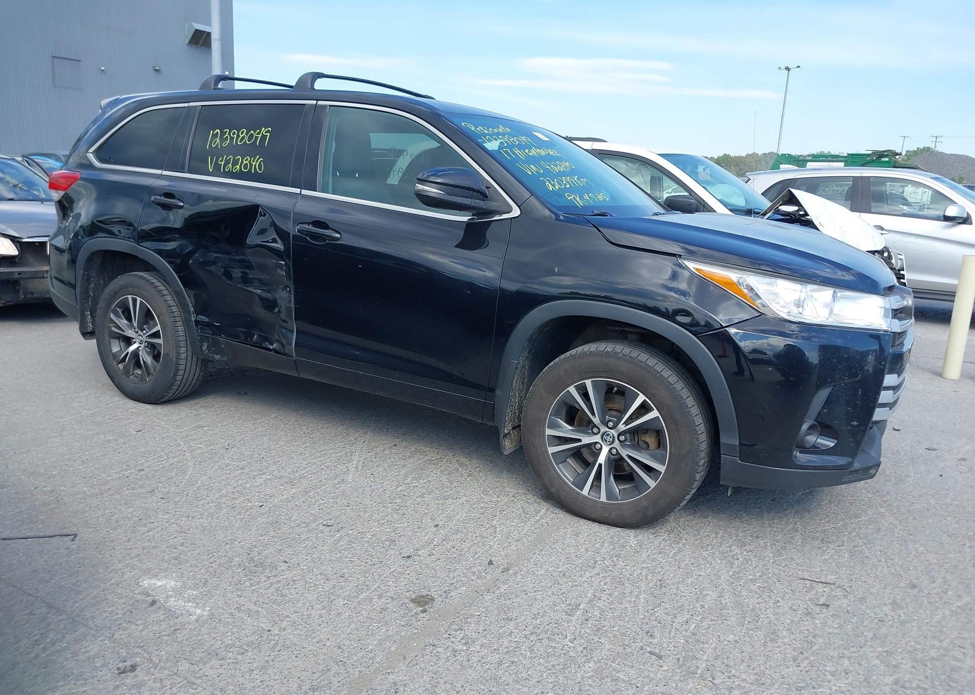 2017 TOYOTA HIGHLANDER LE