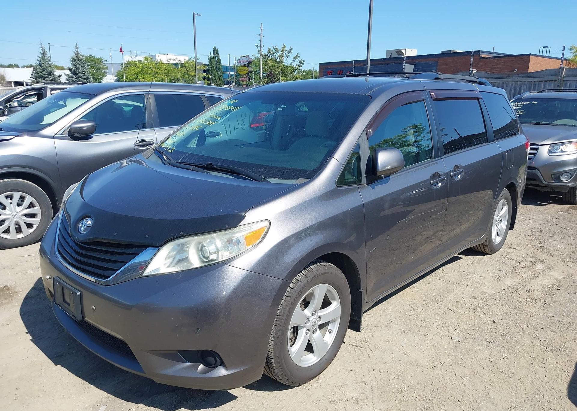 2011 TOYOTA SIENNA LE