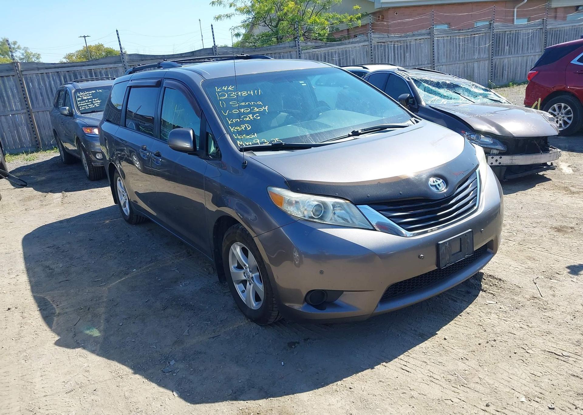 2011 TOYOTA SIENNA LE