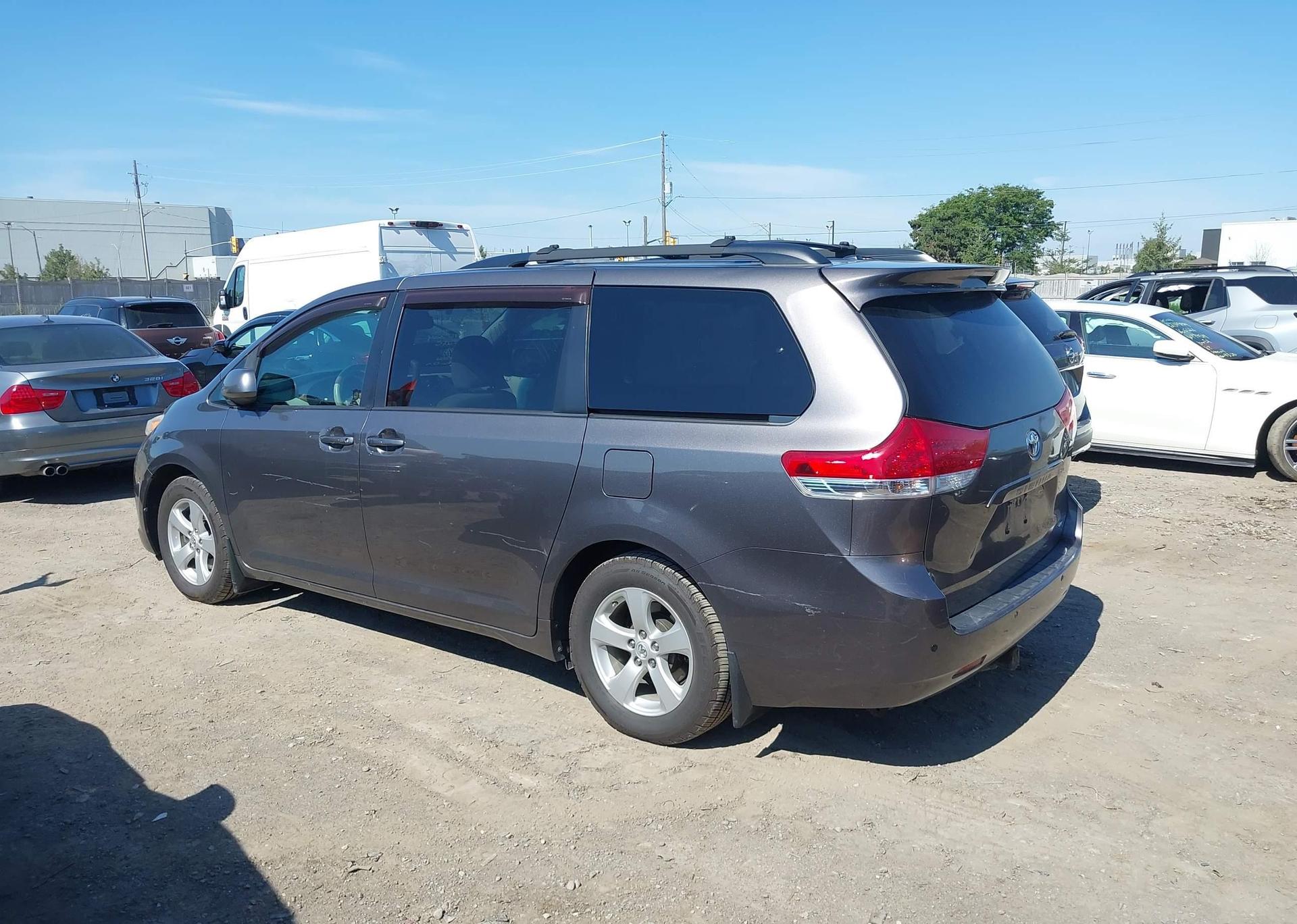 2011 TOYOTA SIENNA LE