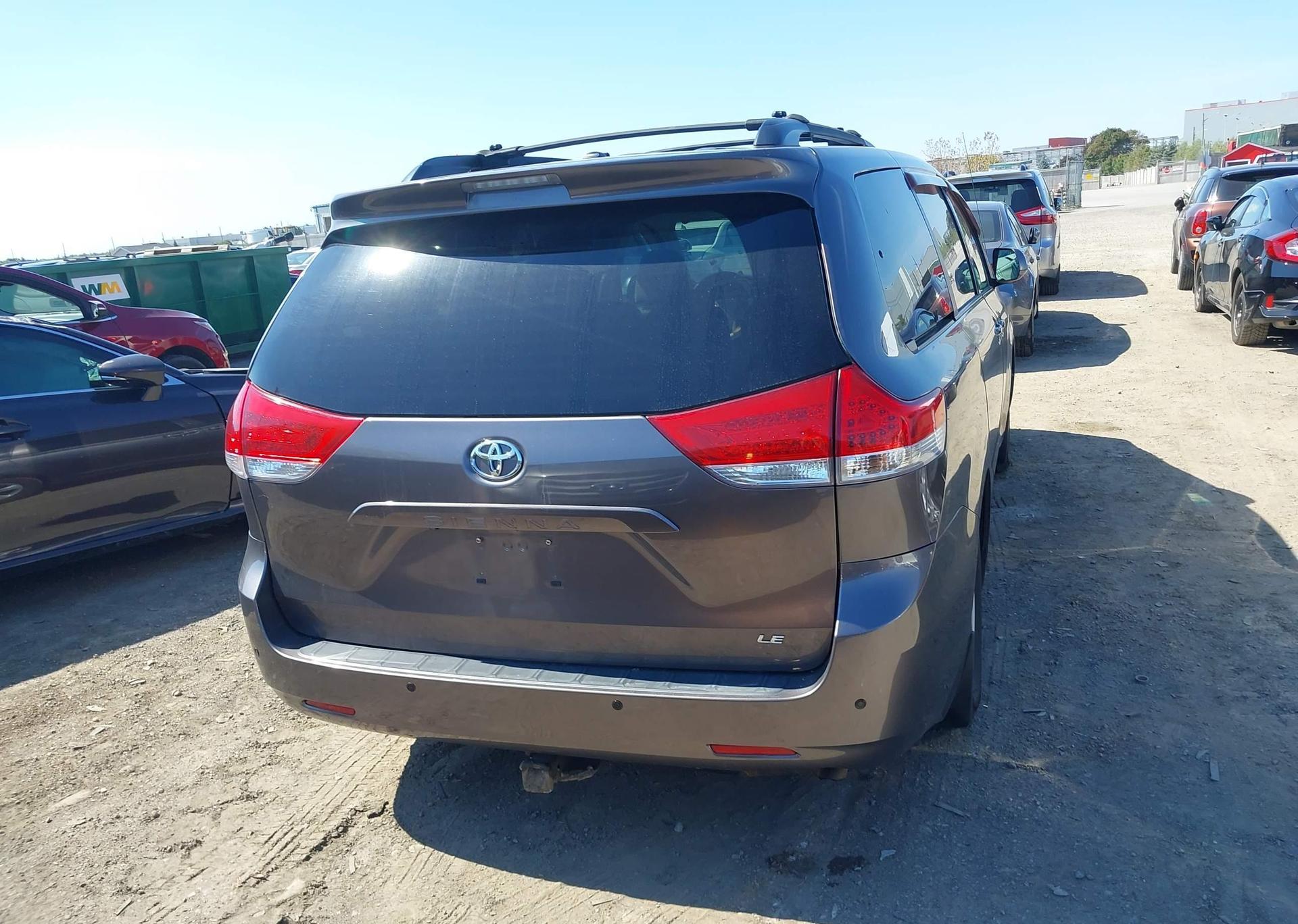 2011 TOYOTA SIENNA LE