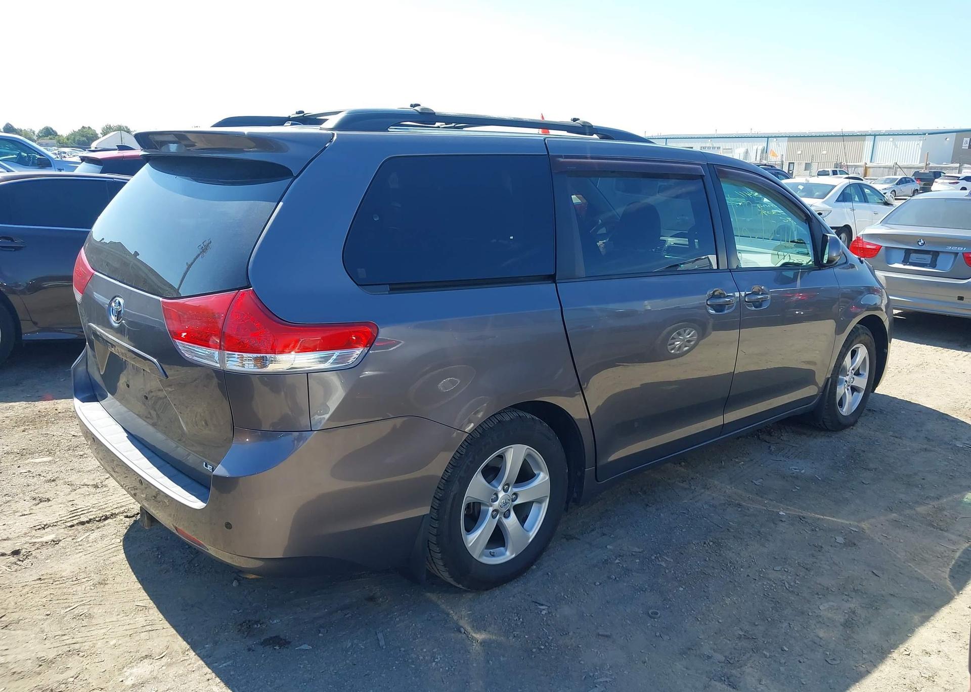 2011 TOYOTA SIENNA LE