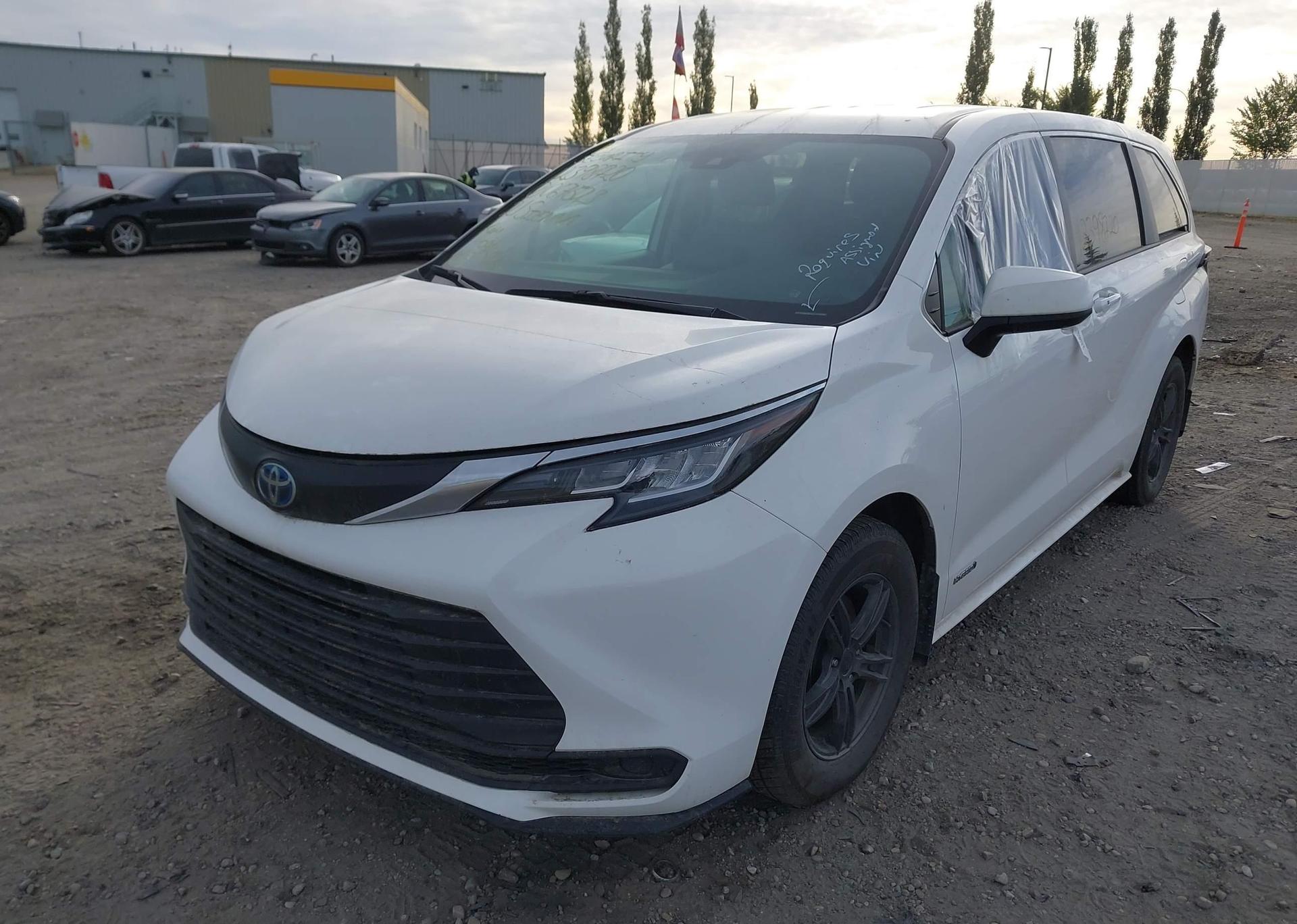 2021 TOYOTA SIENNA LE 8-PASSENGER