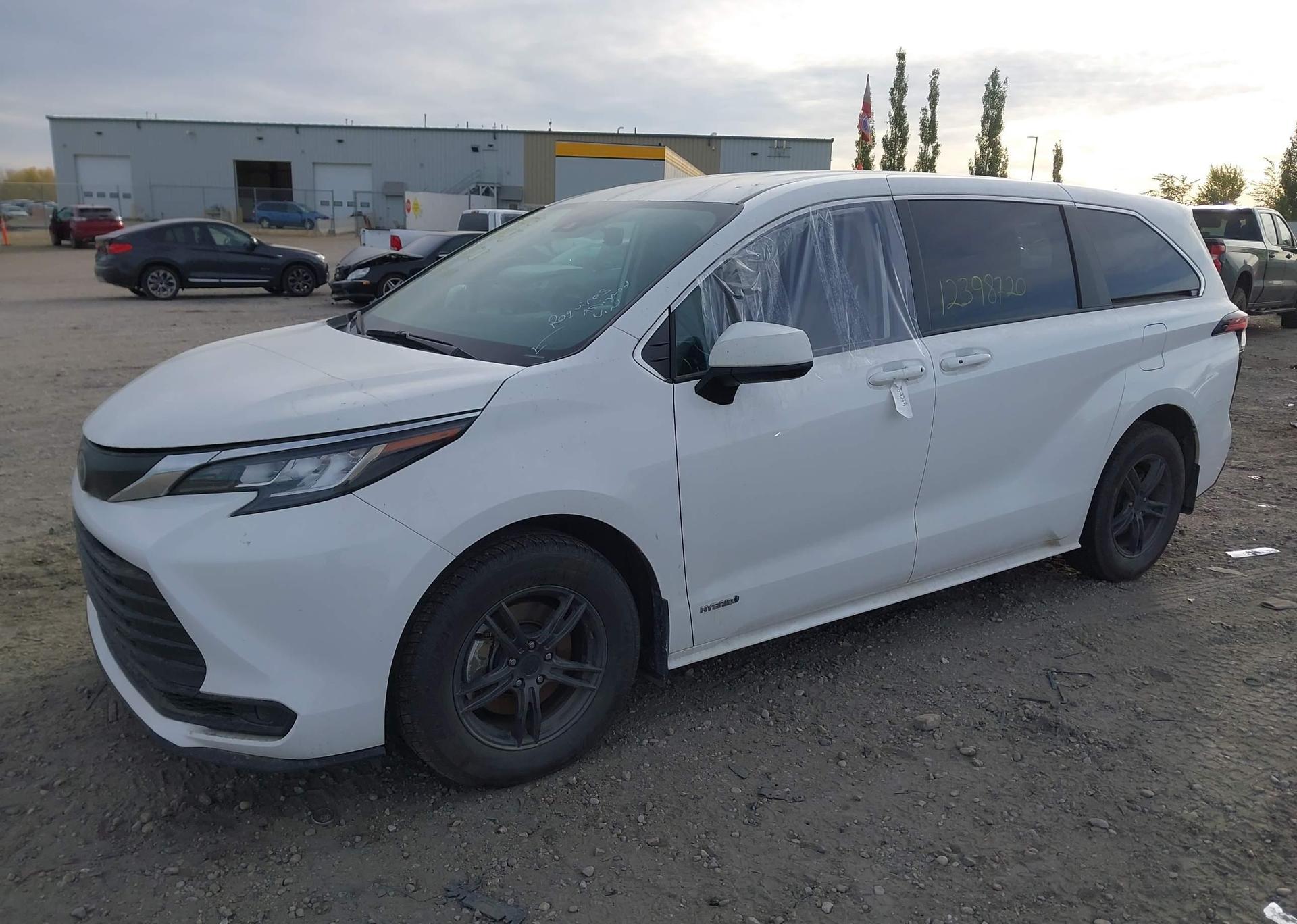 2021 TOYOTA SIENNA LE 8-PASSENGER