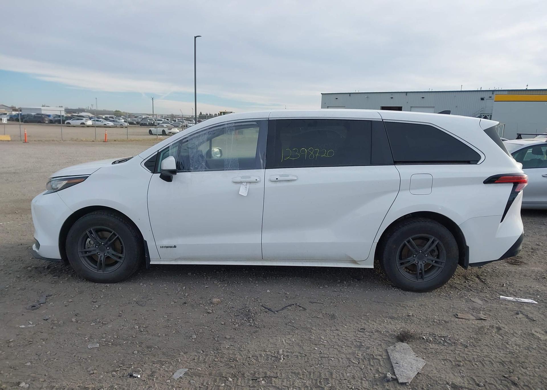 2021 TOYOTA SIENNA LE 8-PASSENGER