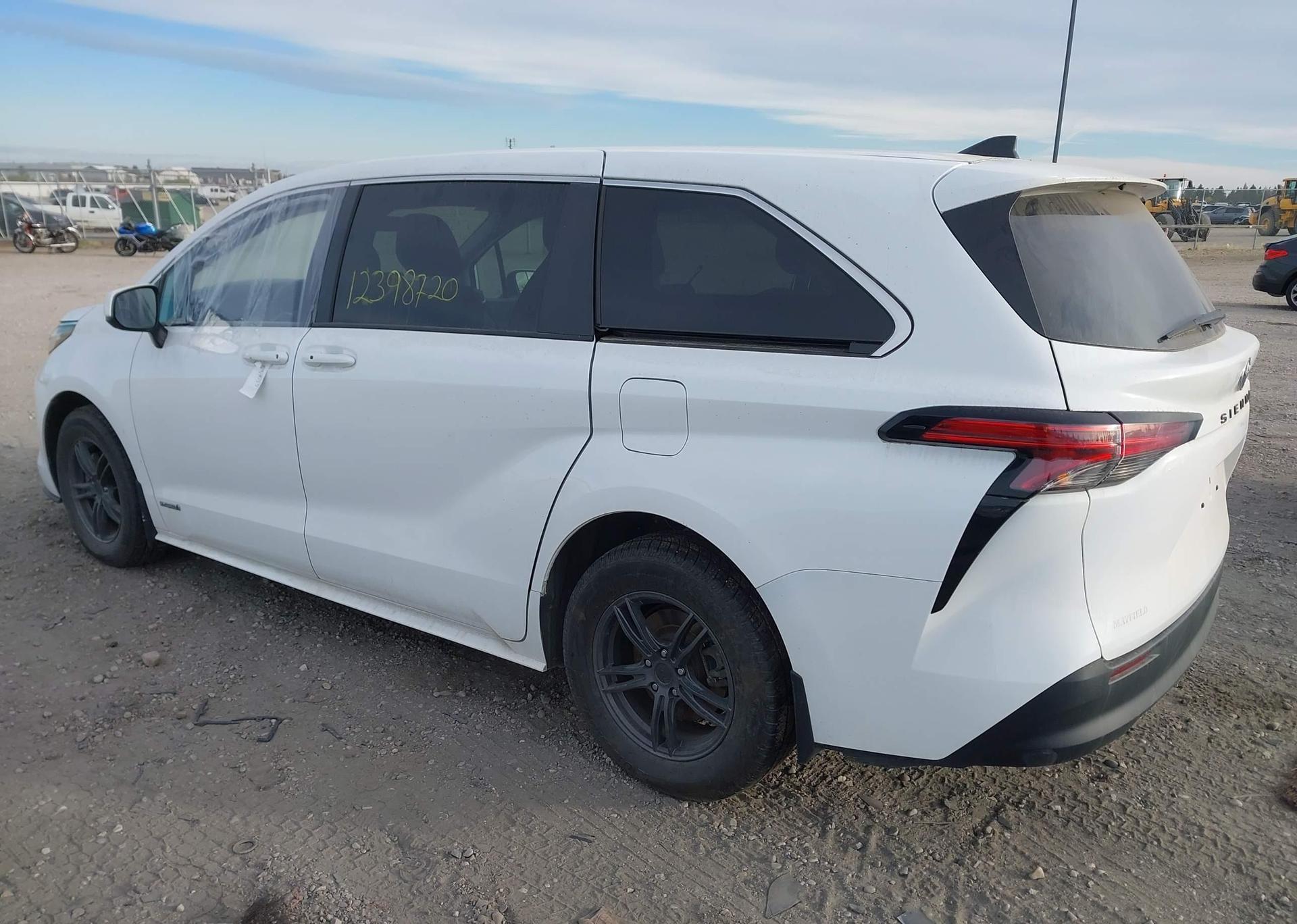 2021 TOYOTA SIENNA LE 8-PASSENGER
