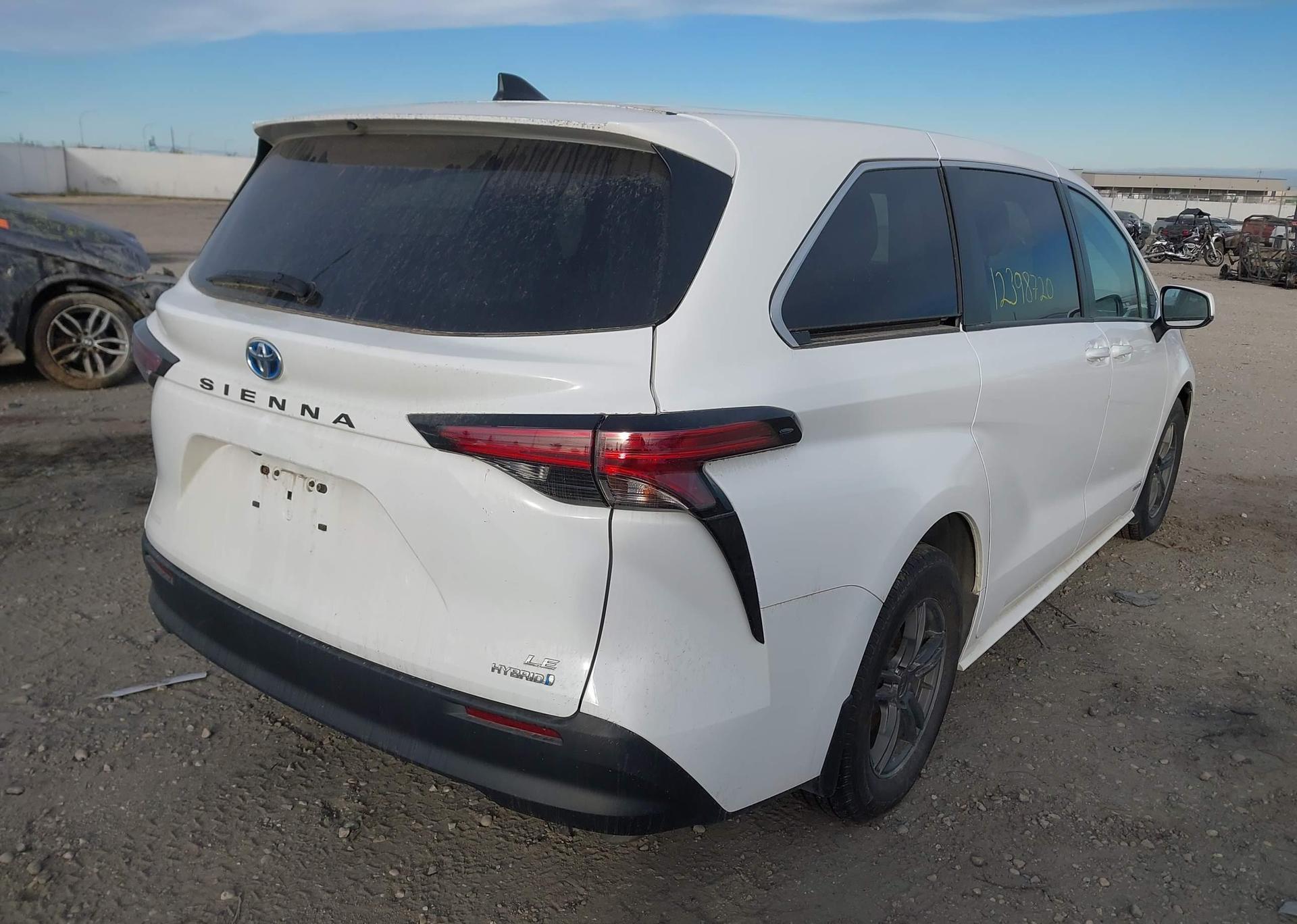 2021 TOYOTA SIENNA LE 8-PASSENGER