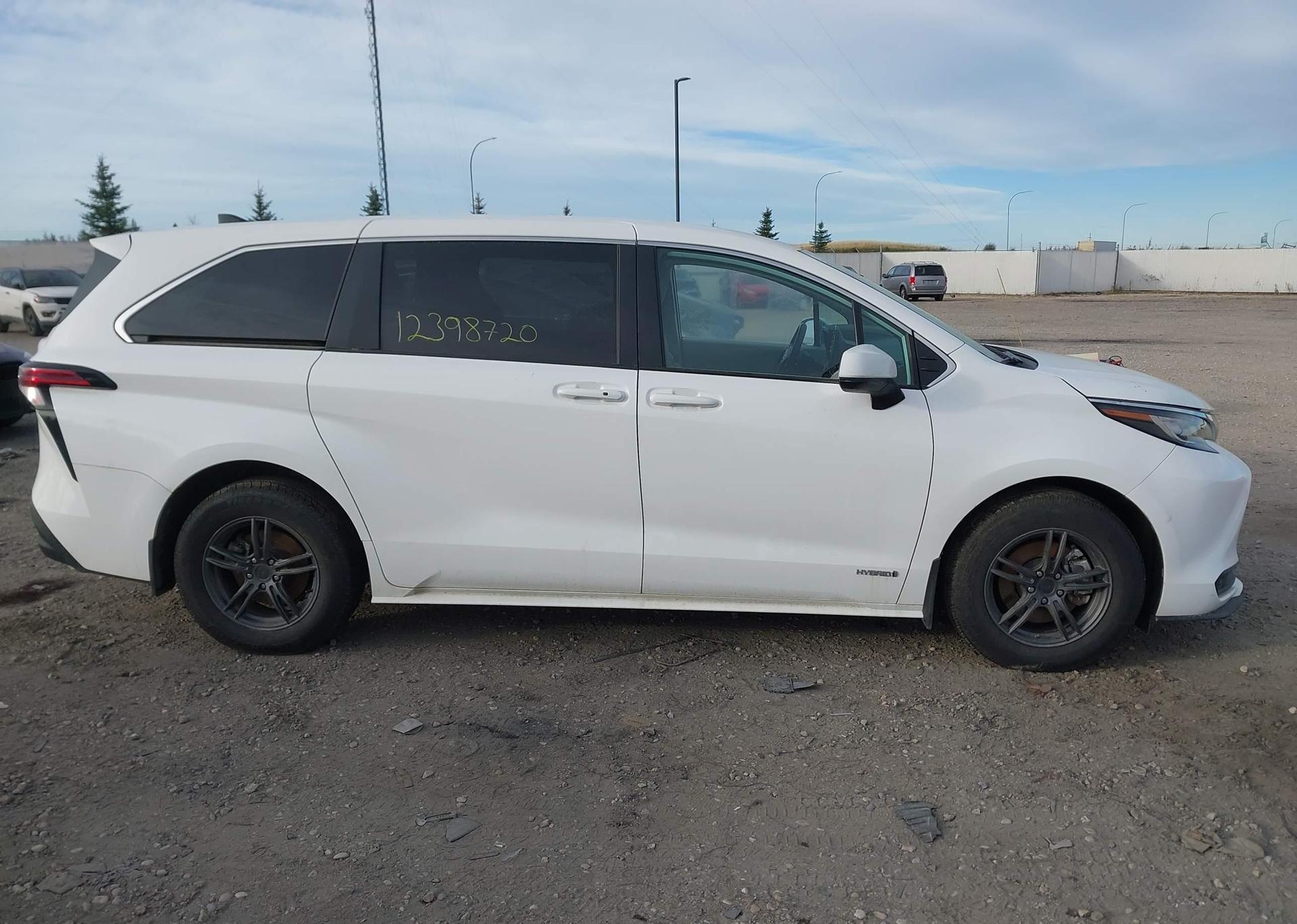 2021 TOYOTA SIENNA LE 8-PASSENGER
