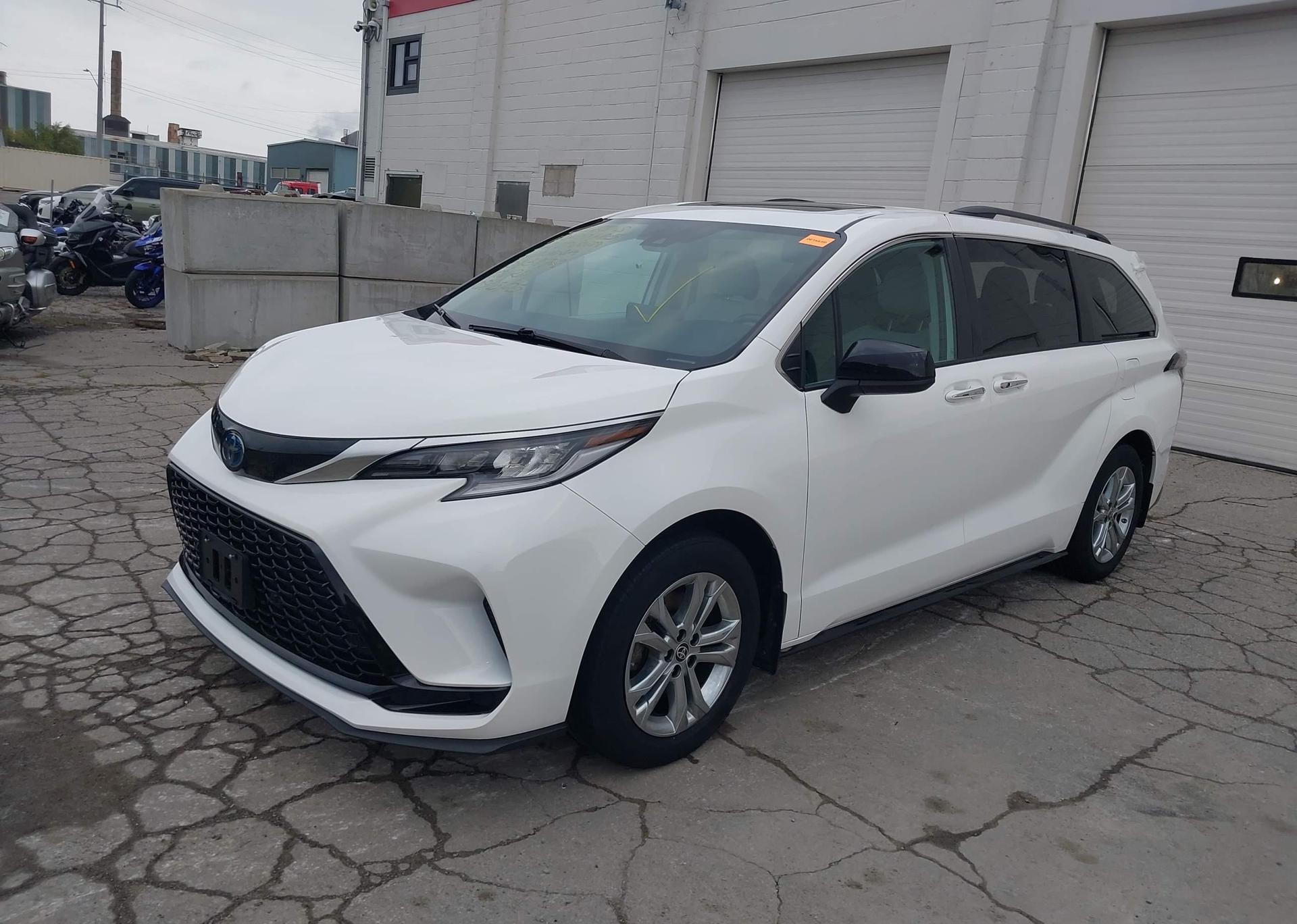 2022 TOYOTA SIENNA XSE