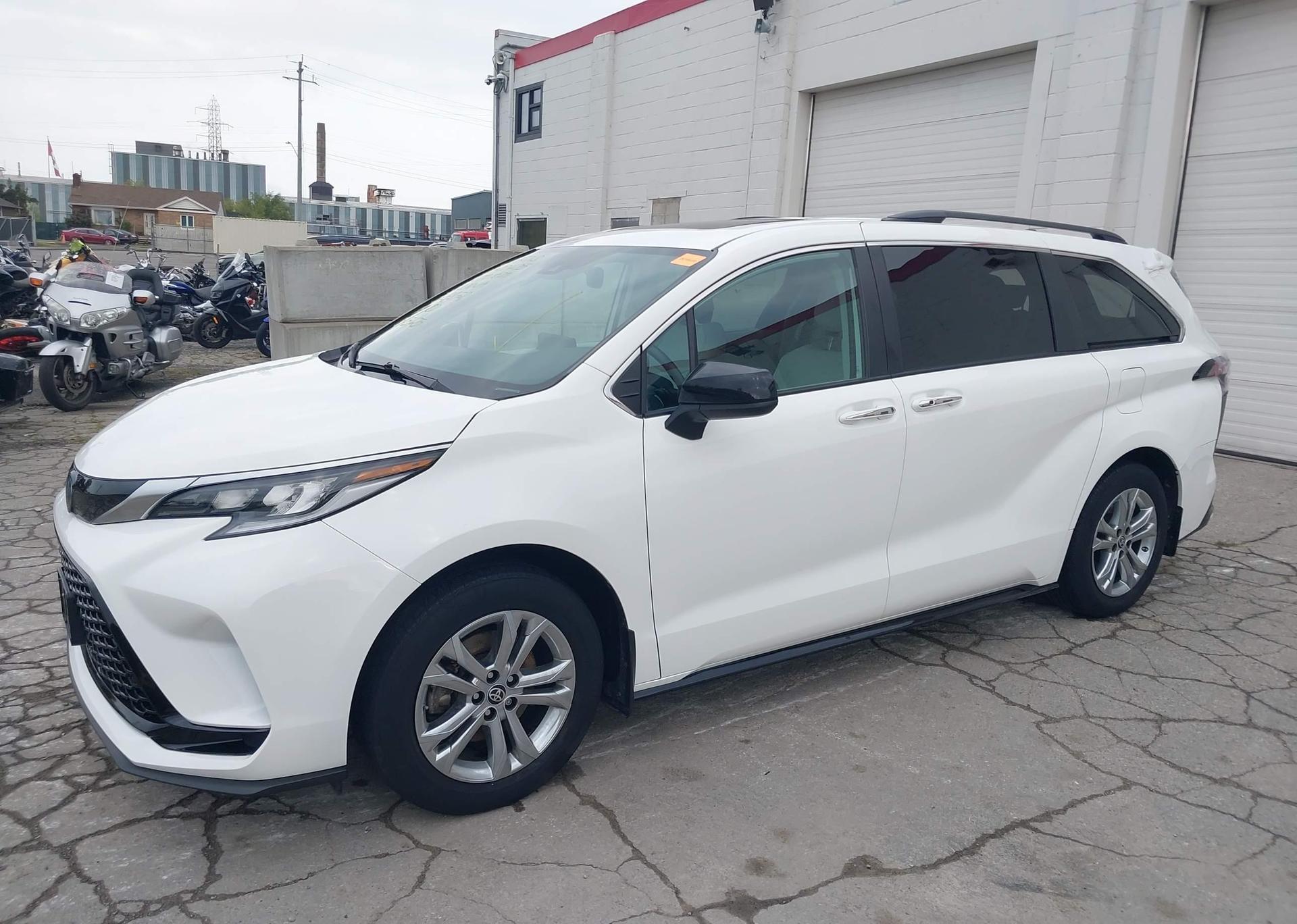 2022 TOYOTA SIENNA XSE