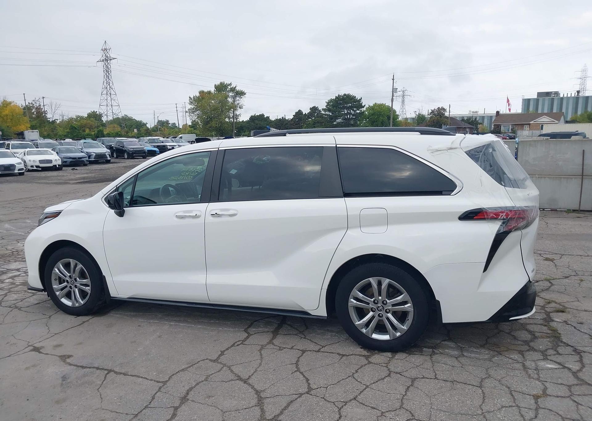 2022 TOYOTA SIENNA XSE