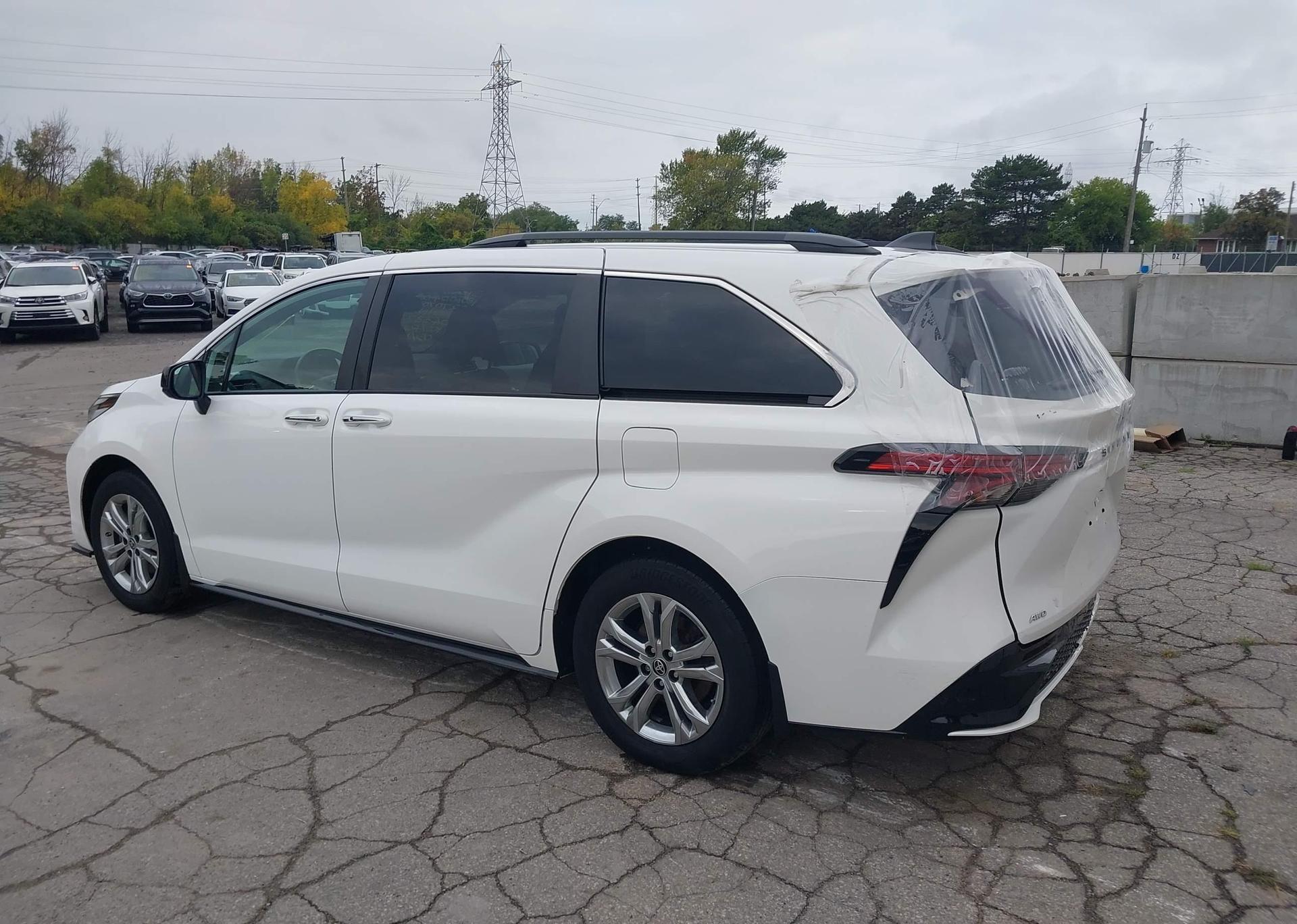 2022 TOYOTA SIENNA XSE