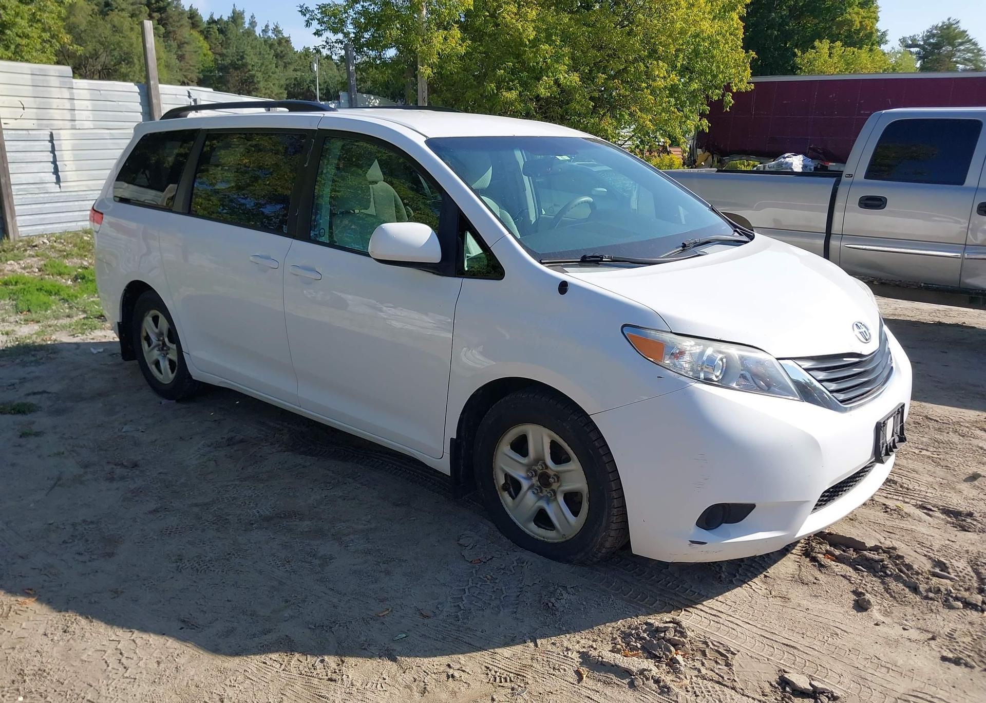 2012 TOYOTA SIENNA LE