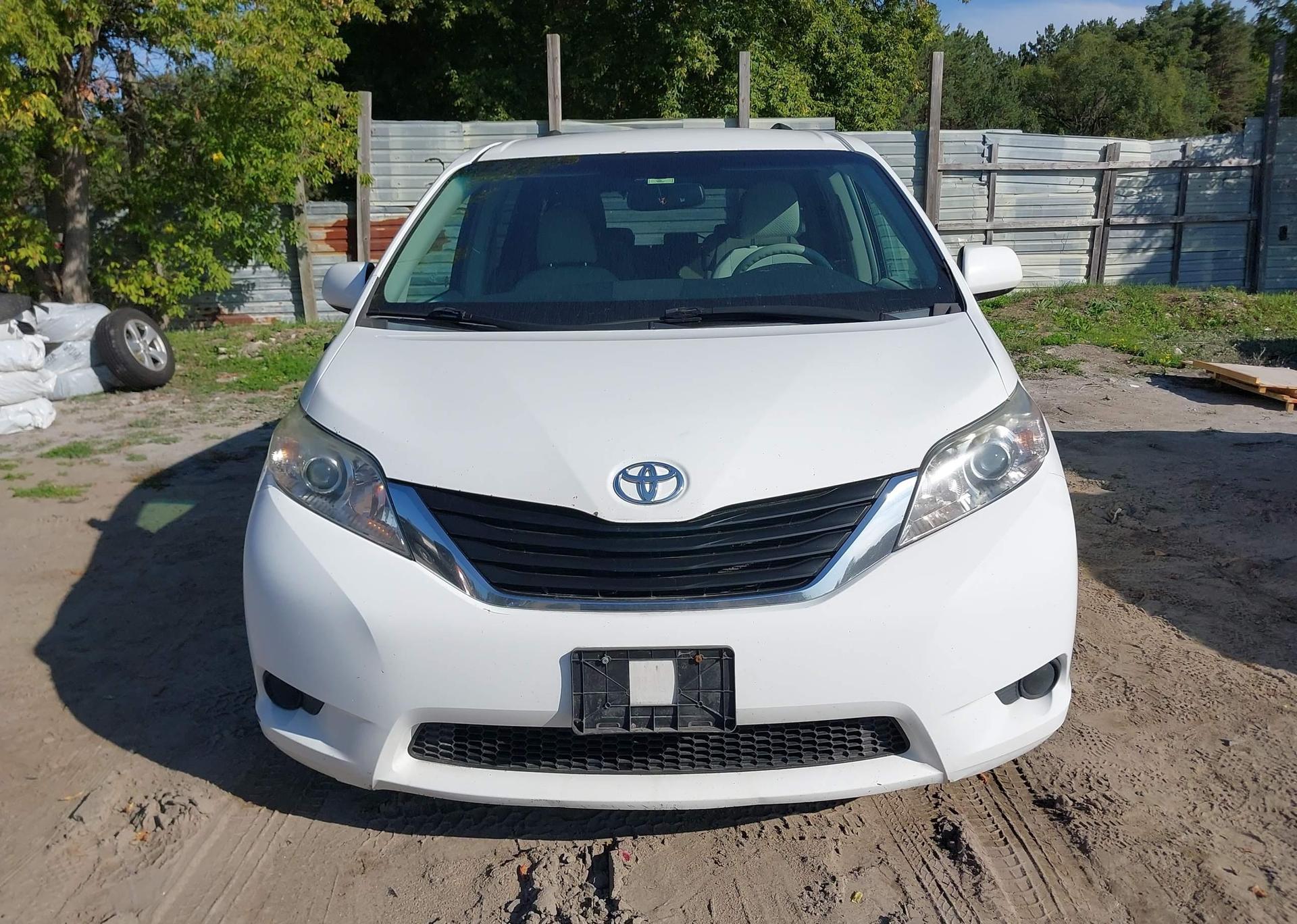 2012 TOYOTA SIENNA LE
