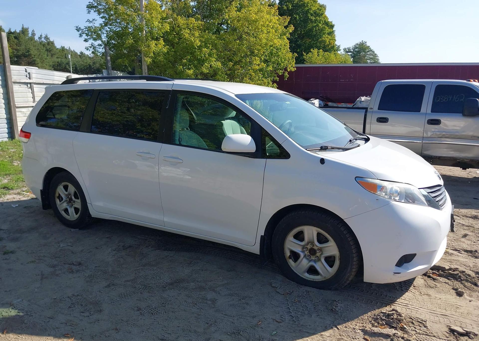 2012 TOYOTA SIENNA LE
