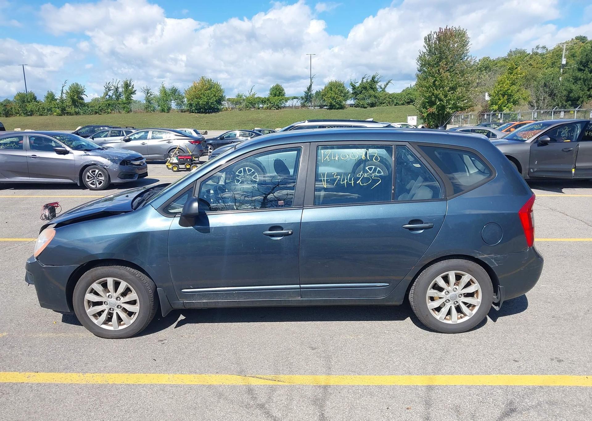 2011 KIA RONDO