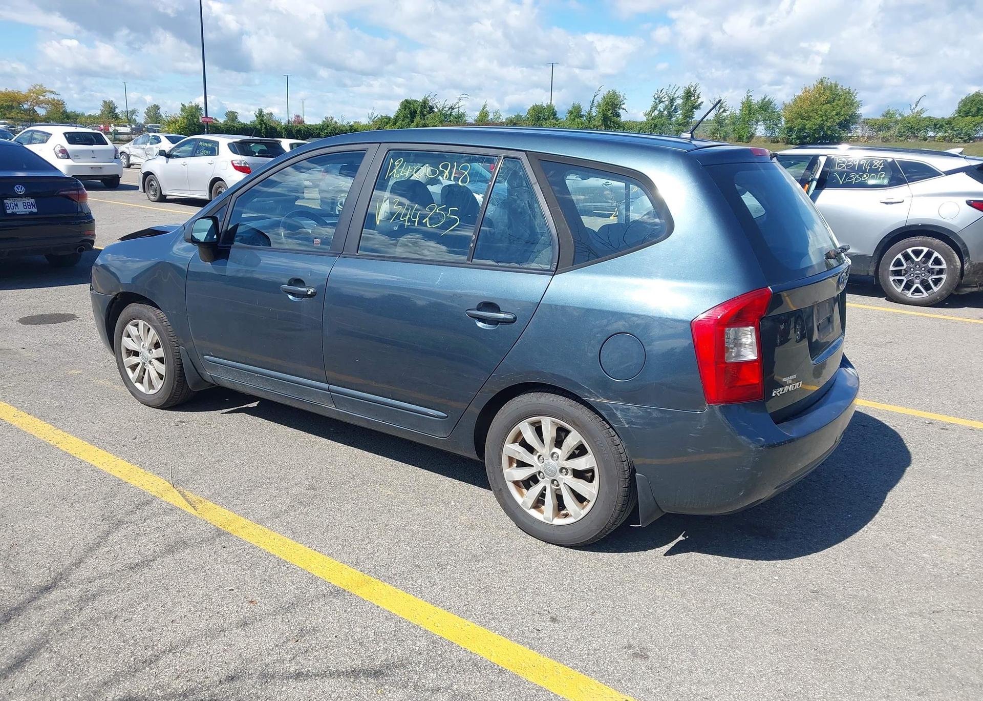 2011 KIA RONDO