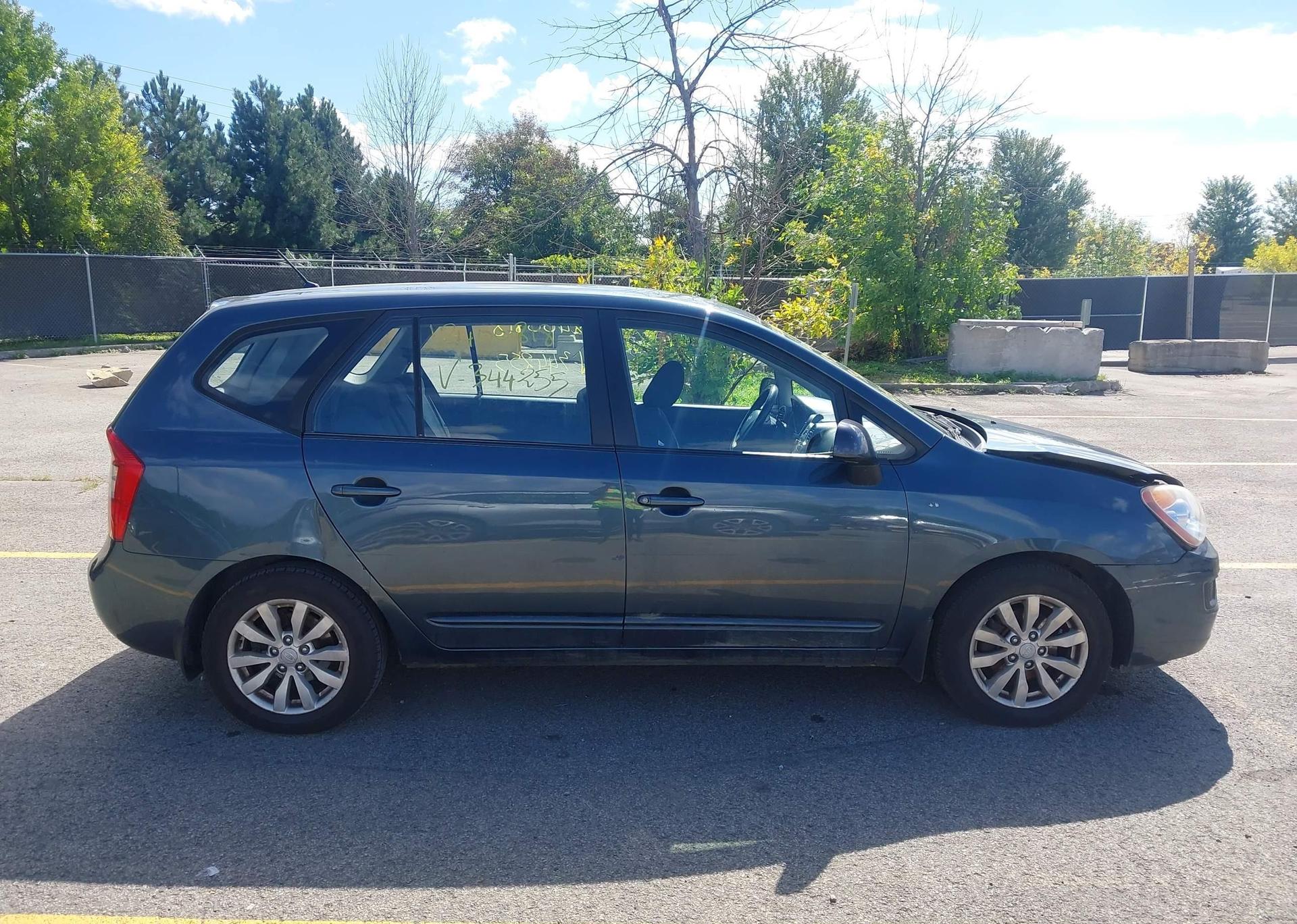 2011 KIA RONDO
