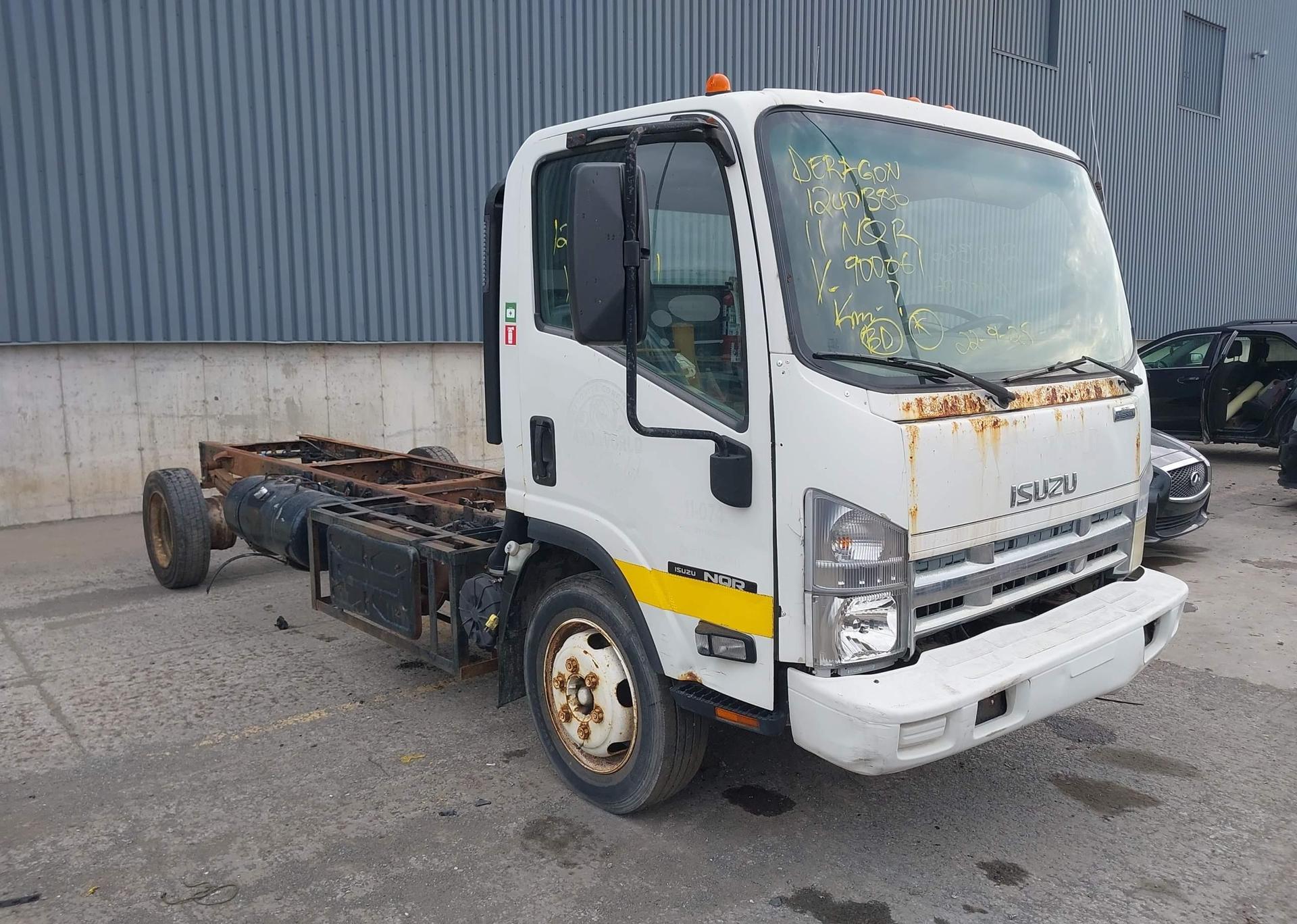 2011 ISUZU NQR