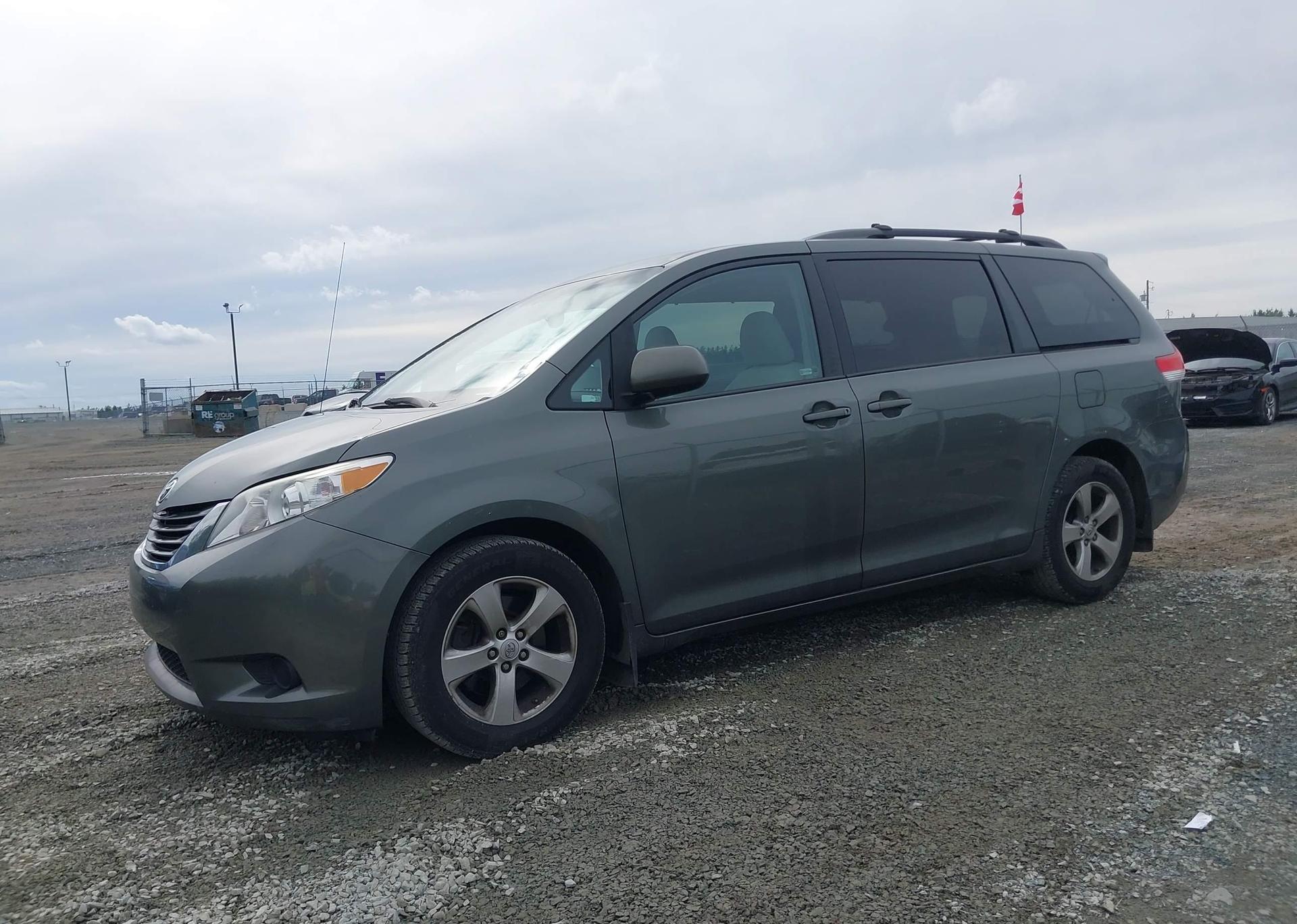 2014 TOYOTA SIENNA LE 8 PASSENGER