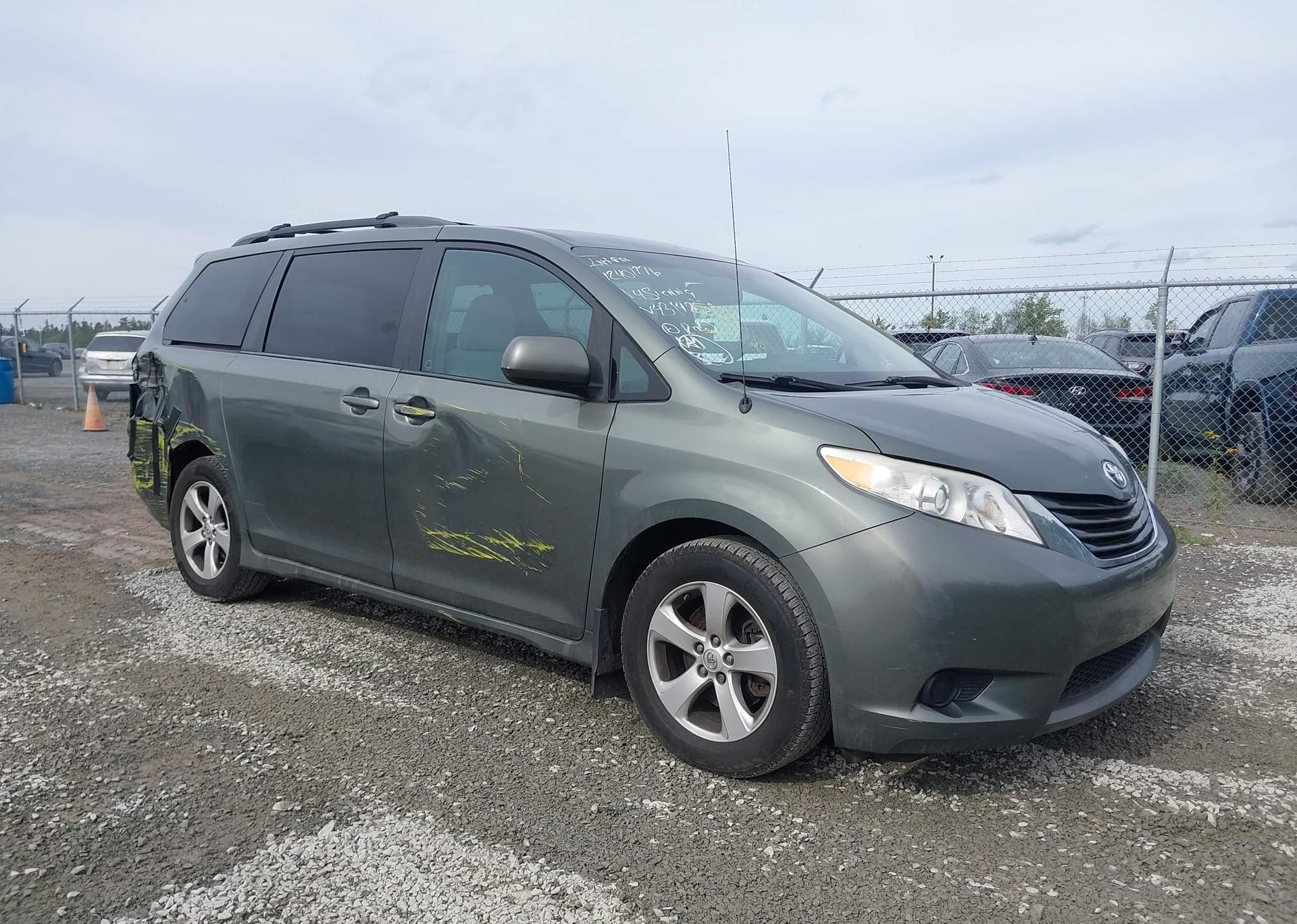 2014 TOYOTA SIENNA LE 8 PASSENGER
